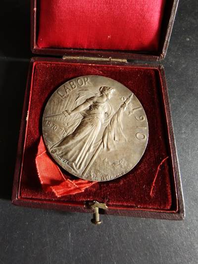 老王徽章第191期 - 法国劳动主题镀银大铜章       原盒     大师乔治·勒梅尔作品      新古典主义风格胜利女神        直径50mm     重量54.2g