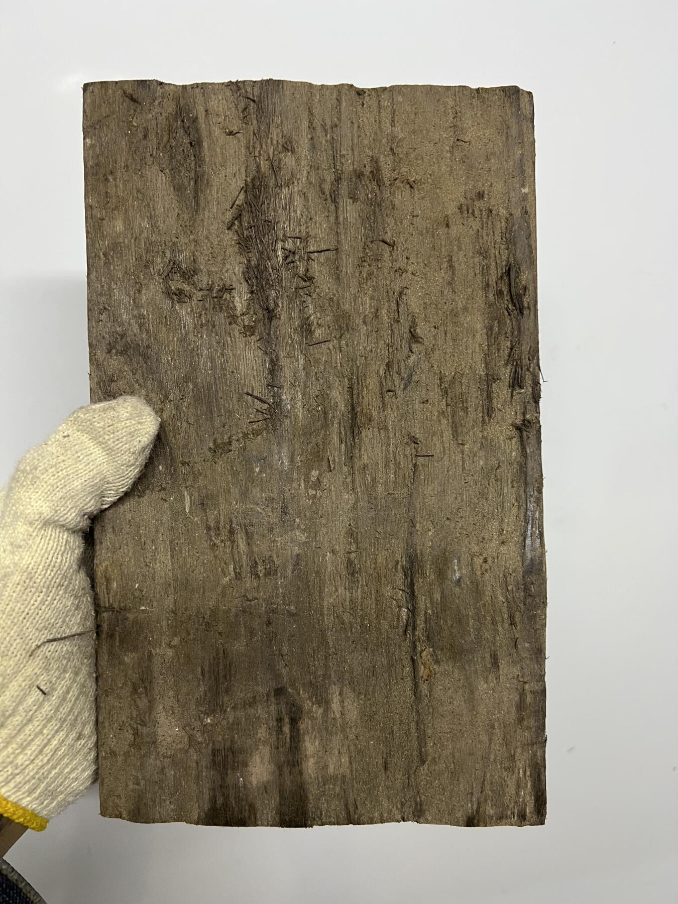 零元拍：NO.1-1金丝楠阴沉料，干泡台做牌子，无需打磨就已经金光闪闪。满金丝药香，尺寸约：25/15.5/3.6CM。