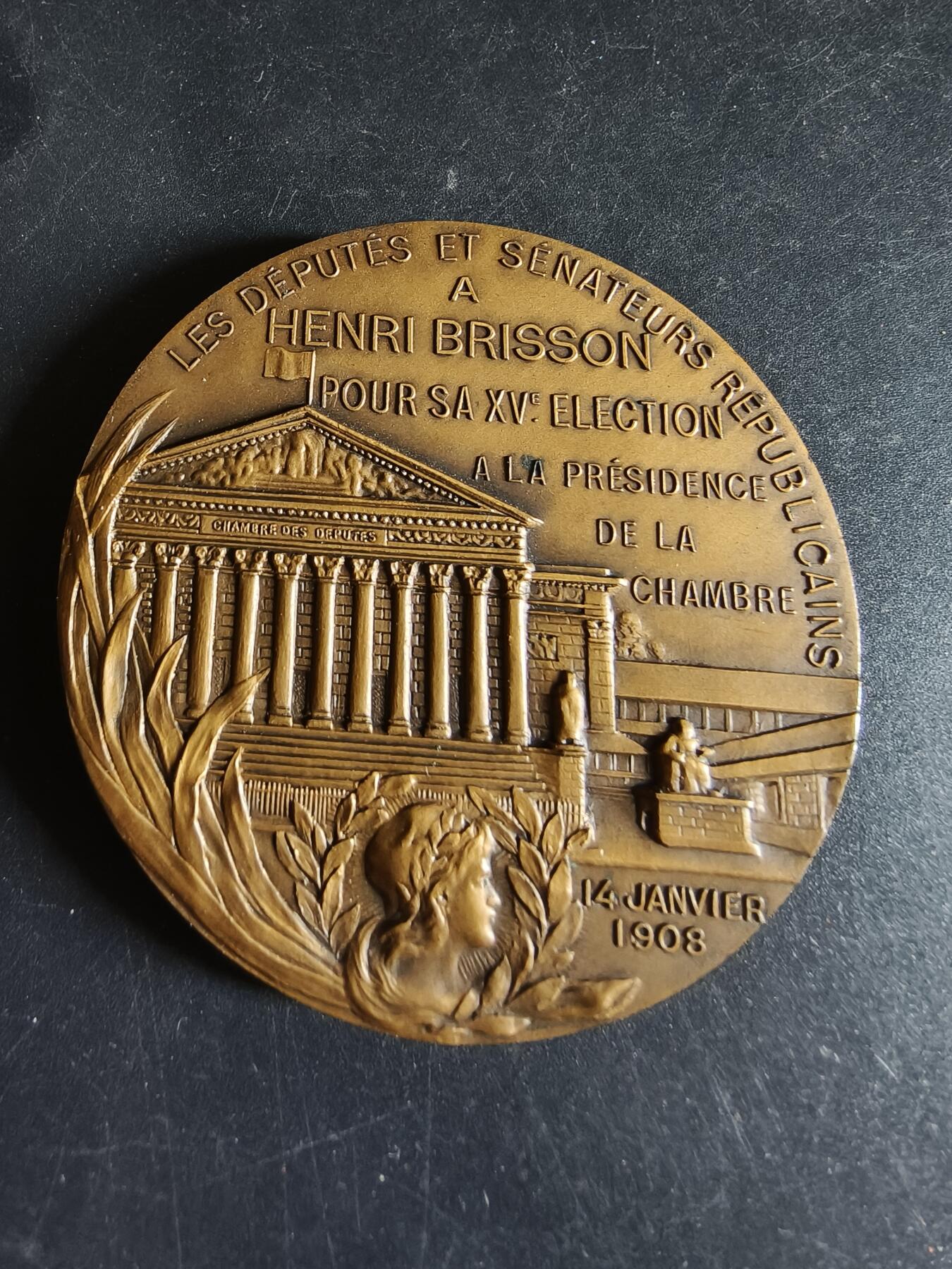 老王徽章第191期 法国1908年国民议会议长亨利·布里松第15次连任大铜章     原盒高浮雕       亨利·布里松是法国第三共和国传奇政治家、共和派领袖，法国近代史上任期最长的国民议会议长，曾任法国总理（1898年），是德雷福斯事件中正义的坚定捍卫者        背面为花环玛丽安娜与国民议会所在地波旁宫         直径56mm      重量86.6g