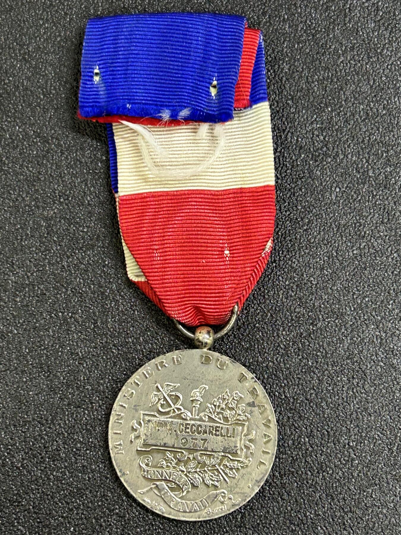 西秦中古拍卖第八十三期  法国劳工奖章 1977年实发 银制 有1字银标