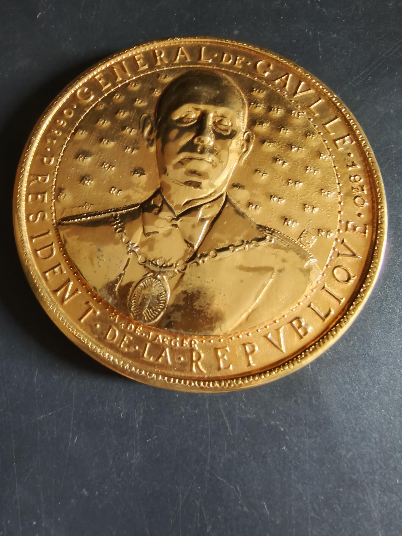 老王徽章第191期 法国夏尔戴高乐将军逝世镀金大铜章     原盒带证书     带边铭     青铜镀24k金     大师阿尔贝·德·耶格尔作品      直径11cm      重量679.4g