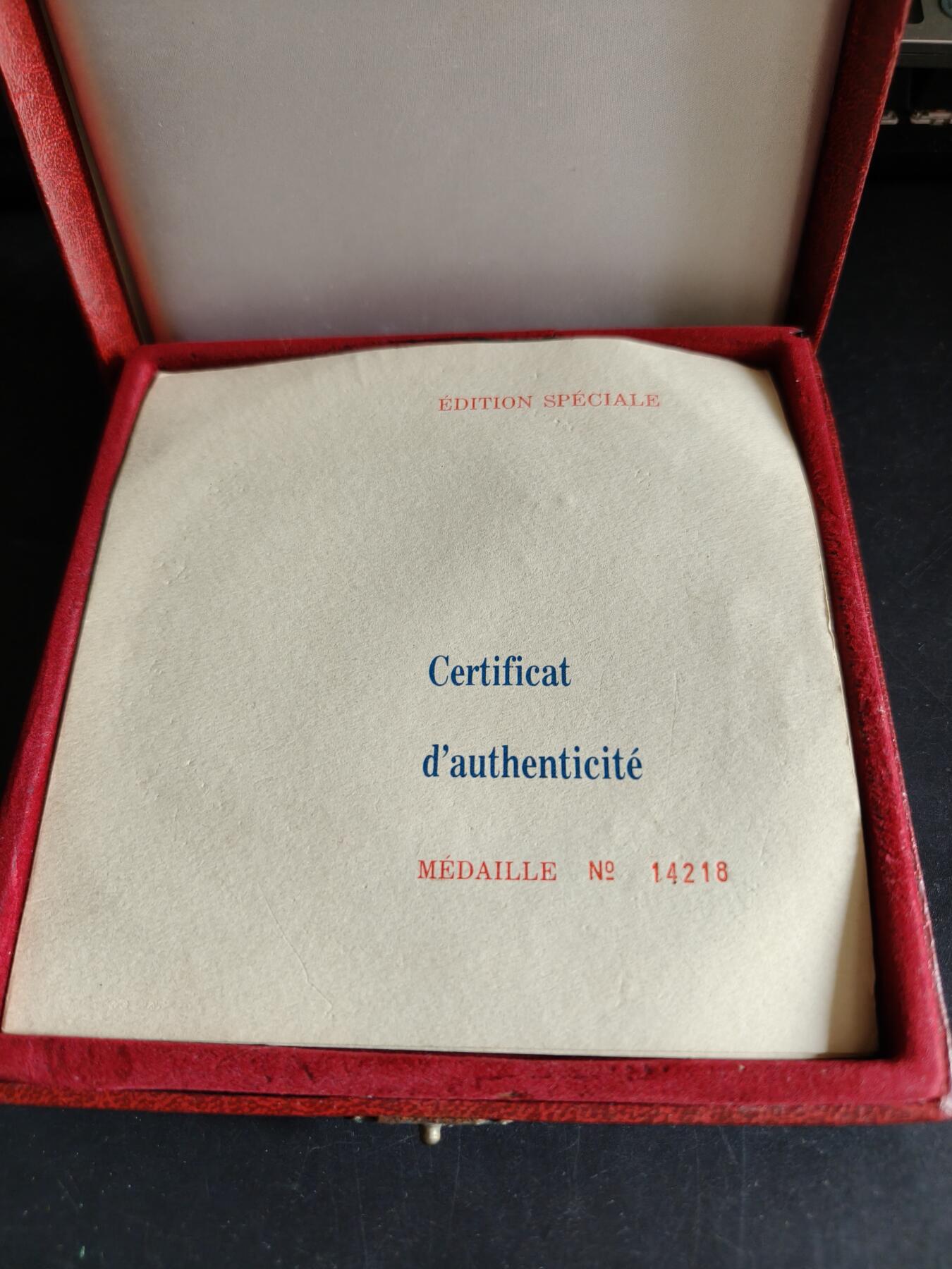 老王徽章第191期 法国夏尔戴高乐将军逝世镀金大铜章     原盒带证书    大师阿尔贝·德·耶格尔作品     青铜镀24k金      带边铭     直径10.7cm      重量713.8g