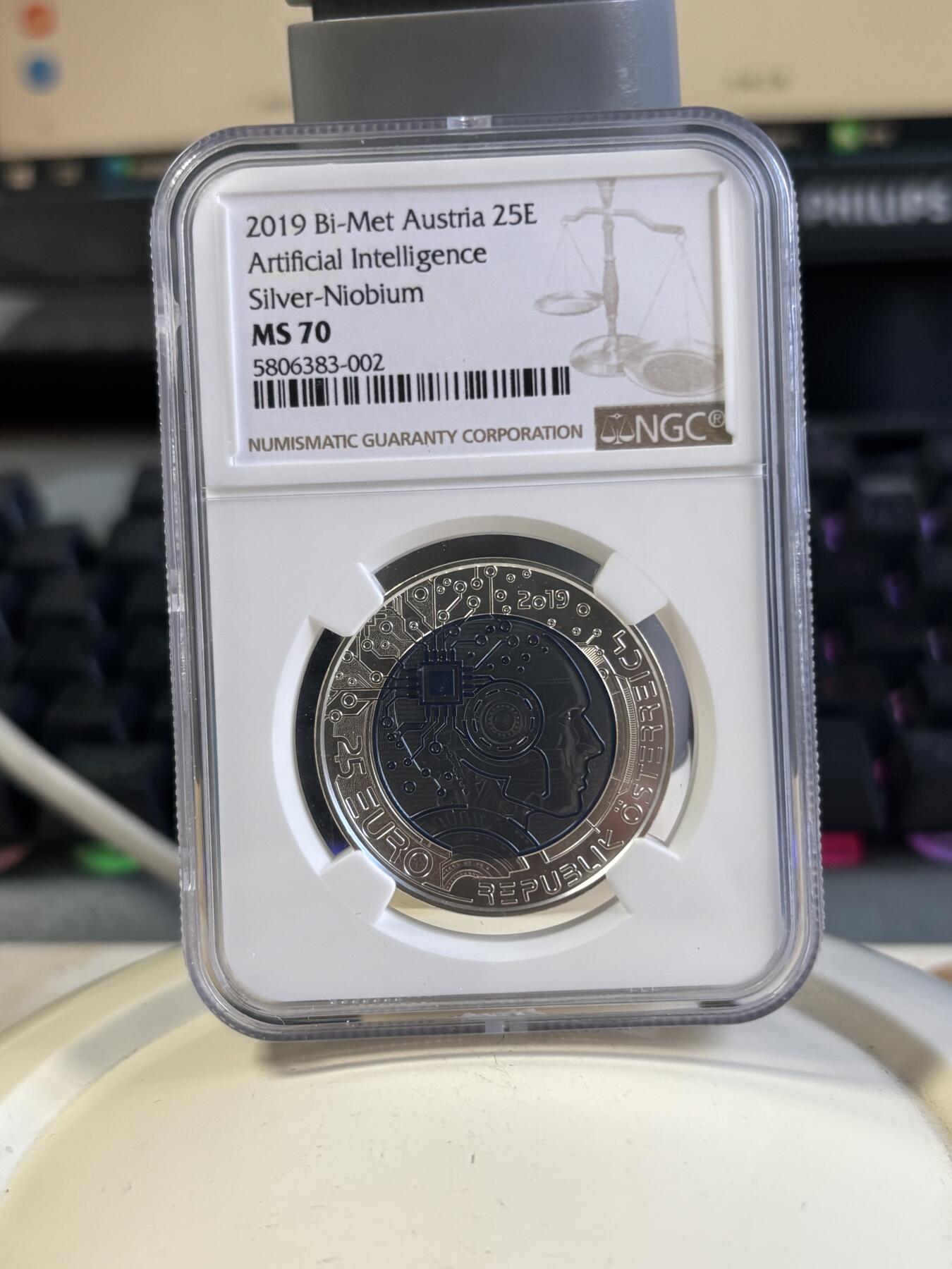 第197期拍卖 获奖奥地利2019人工智能银铌双金属币NGC-MS70无盒证书，金属:900银/998铌，重量:9/6.5克，发行：65000枚，获2021年度克劳斯最佳双金属币大奖