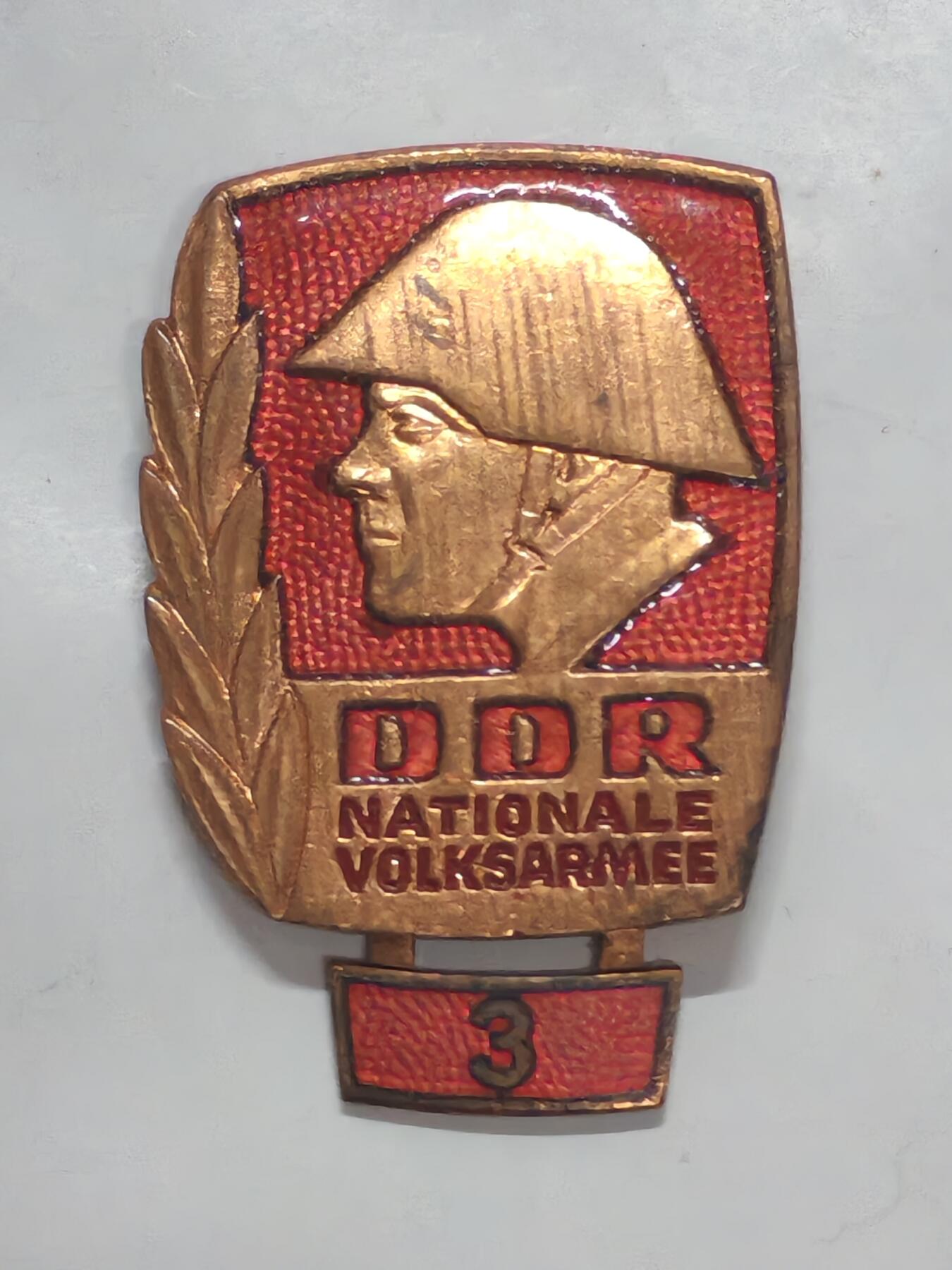 韵星假日军品类拍卖第51期  -- Rimey Holidays Militaria Auction 51 民主德国优秀士兵奖章三次获得