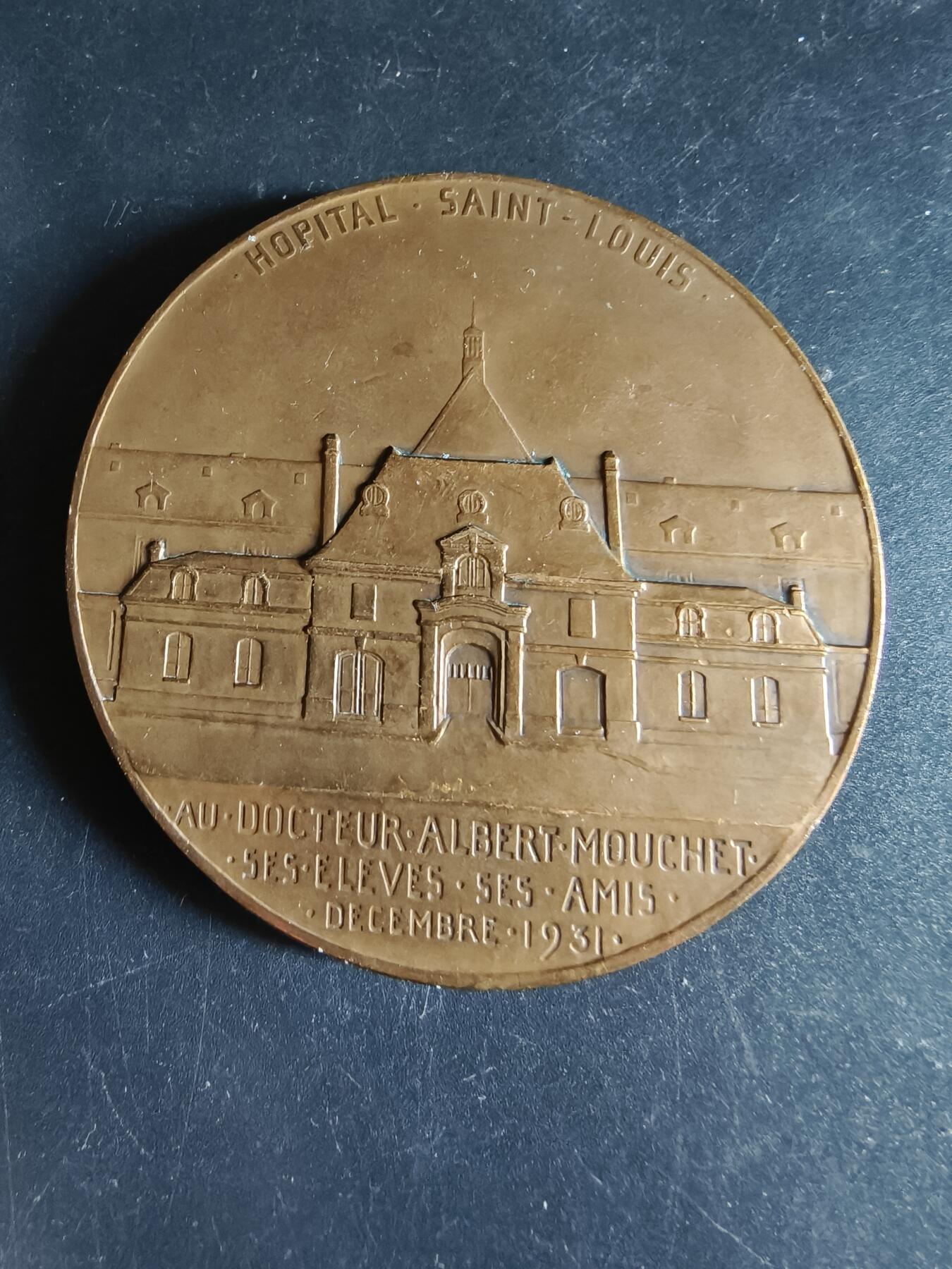 老王徽章第191期 法国圣路易医院阿尔贝·穆谢博士大铜章     阿尔贝·穆谢是20世纪初法国巴黎圣路易医院的核心医学教授、博士，专攻内科/热带医学，是当时法国医学界的知名学者       直径68mm     重量135.4g