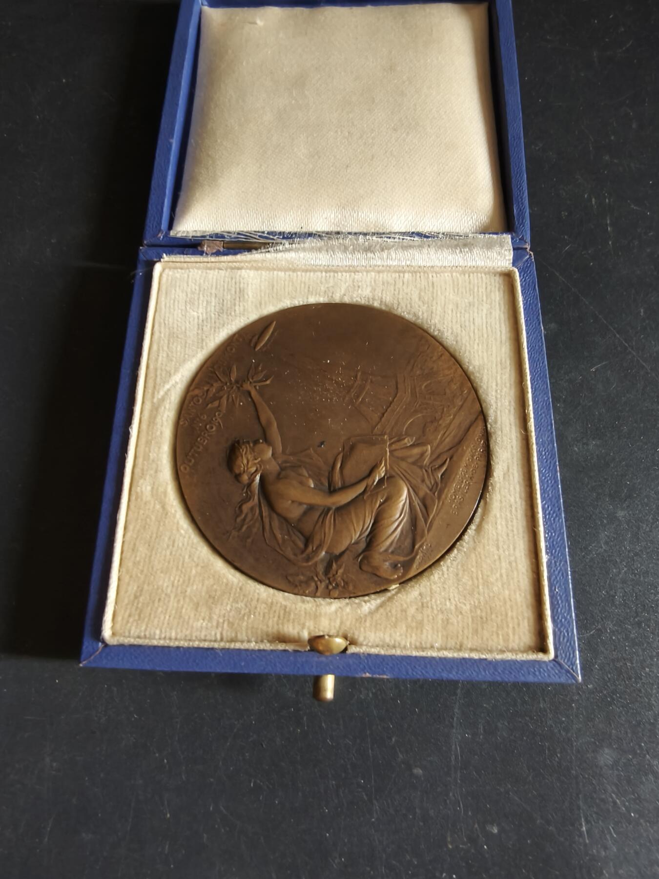 老王徽章第191期 法国驻巴黎巴西侨民直径阿尔贝托·桑托斯-杜蒙大铜章     原盒      新艺术风格航空女神形象    阿尔贝托·桑托斯·杜蒙为巴西传奇航空先驱、人类航空史的奠基人之一，被巴西尊为“航空之父”，发明了飞艇并成功于1906年驾驶6号飞艇完成环绕埃菲尔铁塔飞行一圈并返航         大师皮列作品       直径50mm    重量56g 