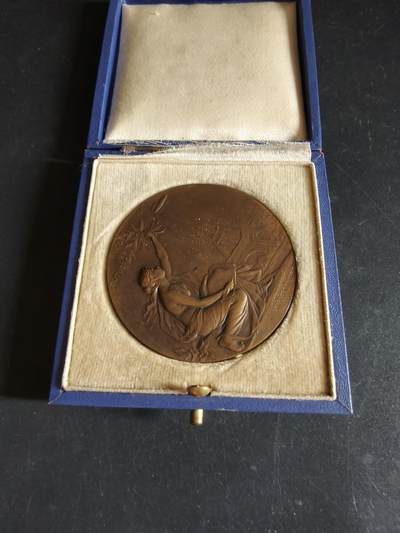 老王徽章第191期 - 法国驻巴黎巴西侨民直径阿尔贝托·桑托斯-杜蒙大铜章     原盒      新艺术风格航空女神形象    阿尔贝托·桑托斯·杜蒙为巴西传奇航空先驱、人类航空史的奠基人之一，被巴西尊为“航空之父”，发明了飞艇并成功于1906年驾驶6号飞艇完成环绕埃菲尔铁塔飞行一圈并返航         大师皮列作品       直径50mm    重量56g 