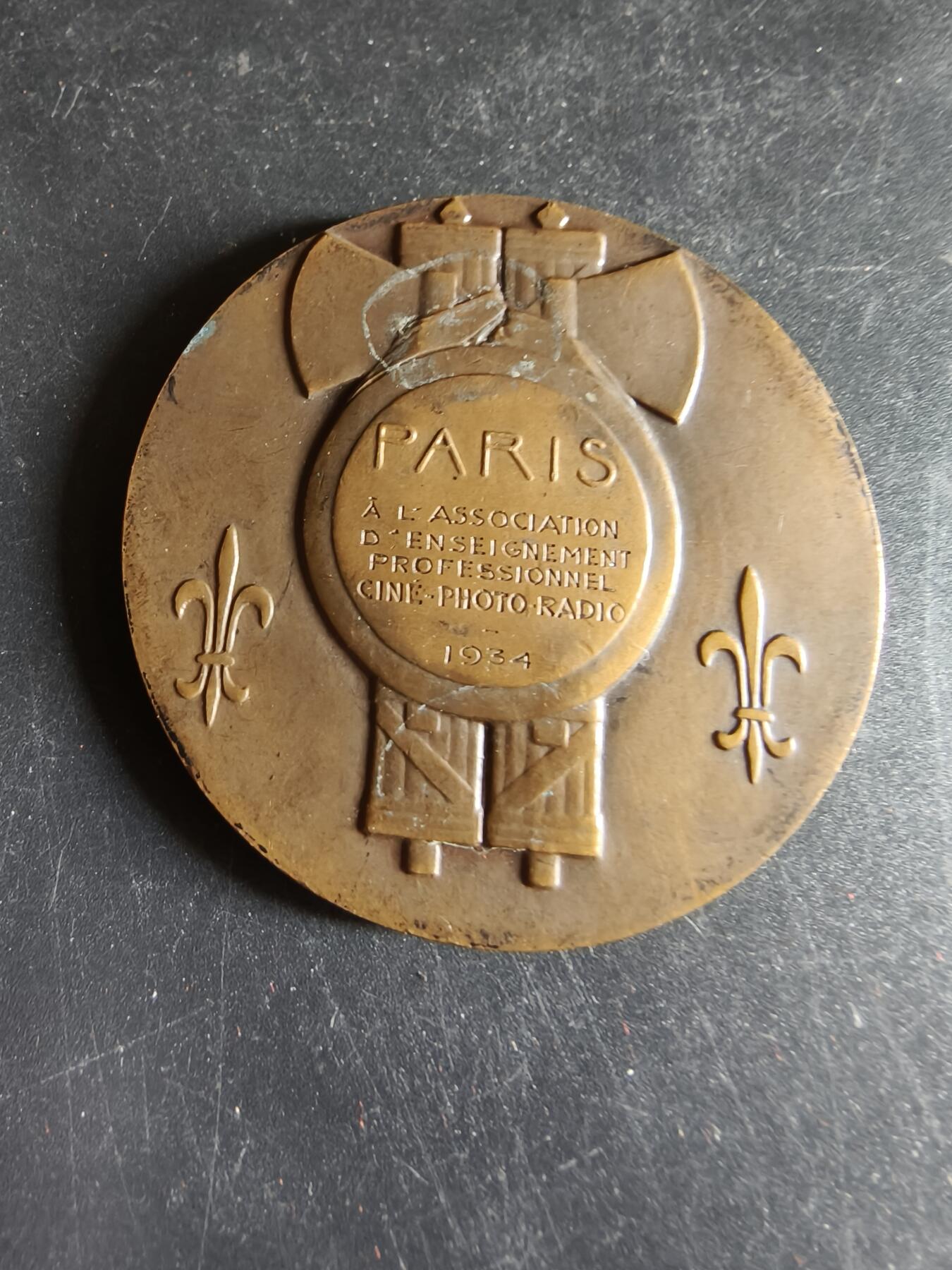 老王徽章第191期 法国巴黎电影-摄影-无线电职业教育协会大铜章    原盒，盒子背后老化开裂     装饰艺术大师夏尔·达曼作品     直径50mm     重量54.5g