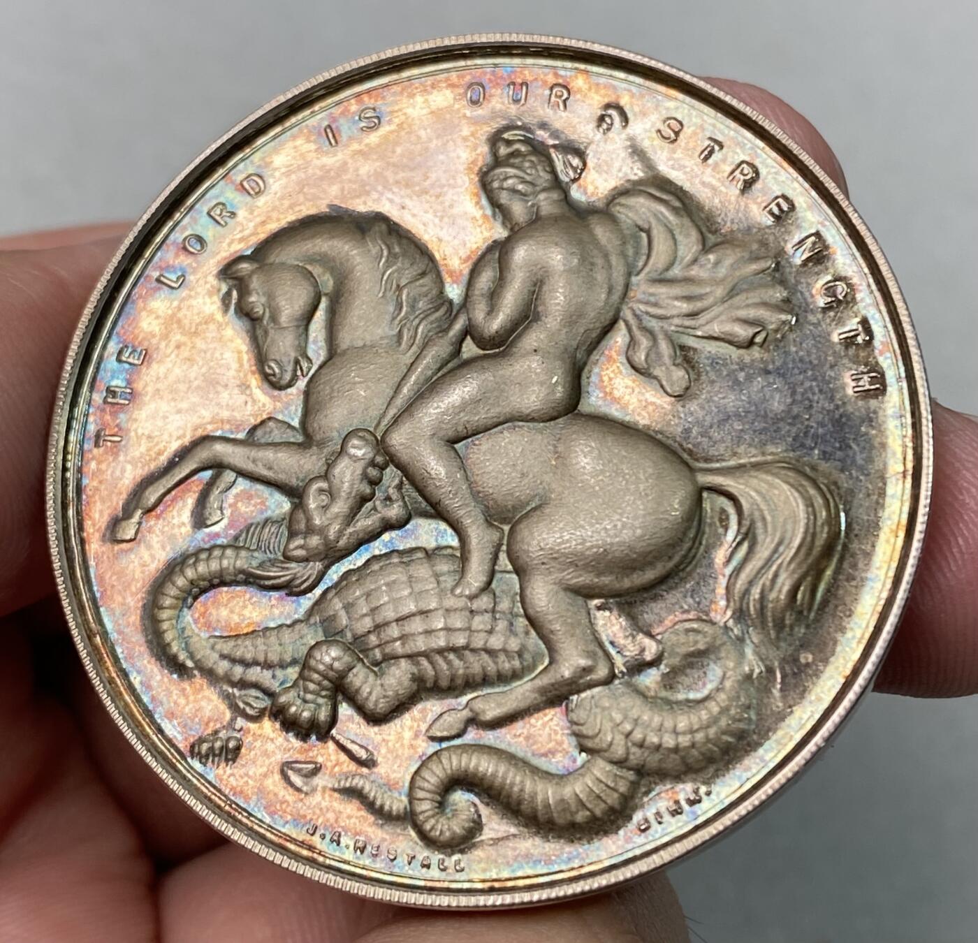 万国钱币拍卖第064期 1938-39年英国圣马丁中央学院圣乔治屠龙大银章 炫丽五彩高浮雕喷砂精制镜面难得 大规格收藏品质 45.5g 44mm