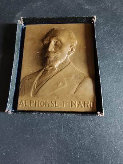 老王徽章第191期 - 法国冶金工业协会主席阿尔方斯·皮纳尔获得指挥官级荣誉军团勋章方形大铜章      阿尔方斯·皮纳尔是20世纪初法国工业届领袖，身兼冶金，铸造，工商等核心组织的荣誉主席职任，于1900年获颁指挥官级荣誉军团勋章        大师埃米尔·布兰作品      尺寸60×75mm     重量188.1g     原盒盒子有损坏