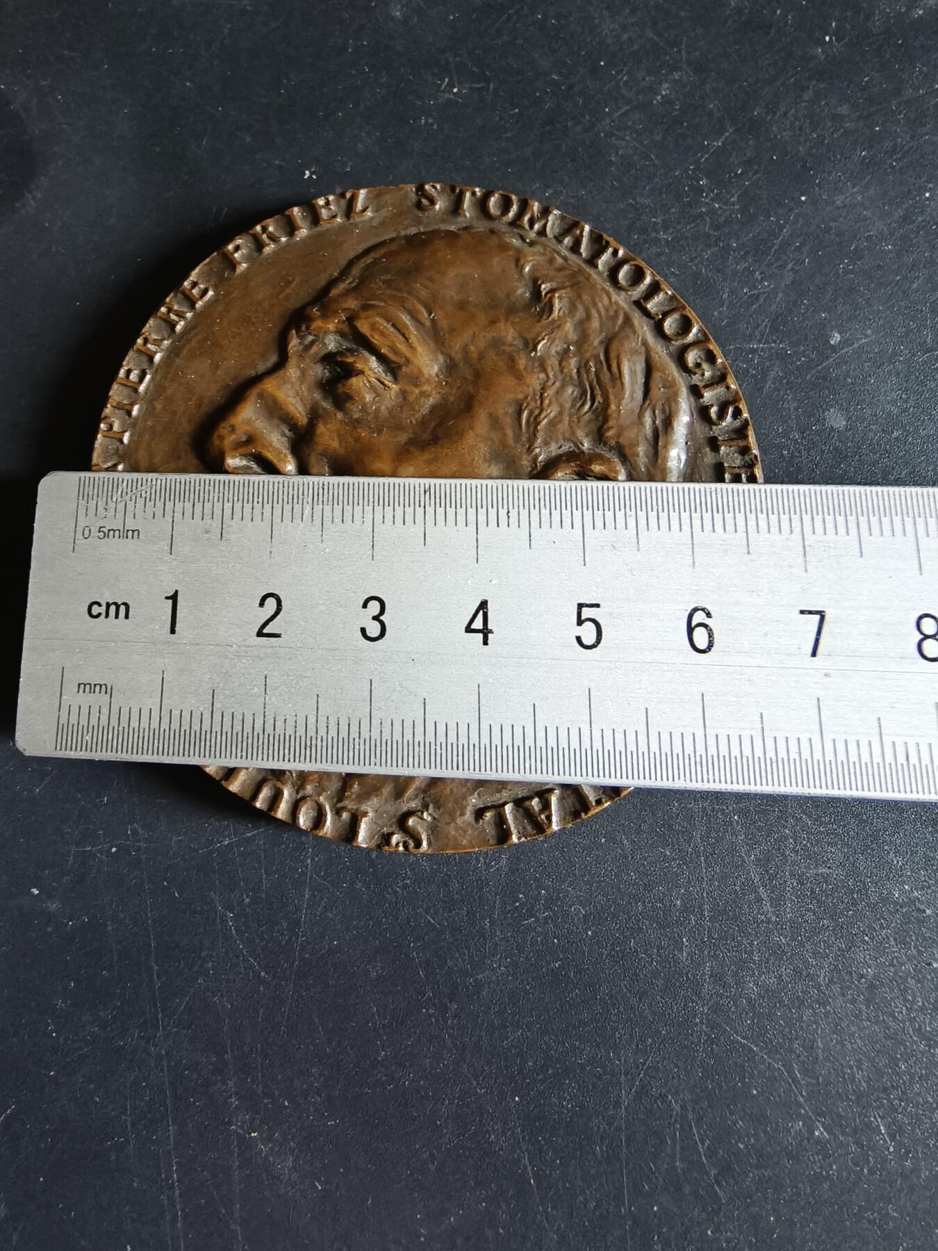 老王徽章第191期 法国1973年口腔医学教授皮埃尔·弗里耶尔大铜章     该教授为法国顶级口腔医学专家，也是圣玛丽医院院长    巴黎铸币局名家M.图谢尔作品     直径66mm     重量161g