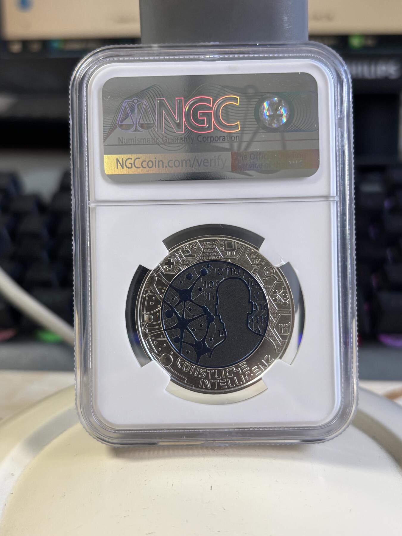 第197期拍卖 获奖奥地利2019人工智能银铌双金属币NGC-MS70无盒证书，金属:900银/998铌，重量:9/6.5克，发行：65000枚，获2021年度克劳斯最佳双金属币大奖