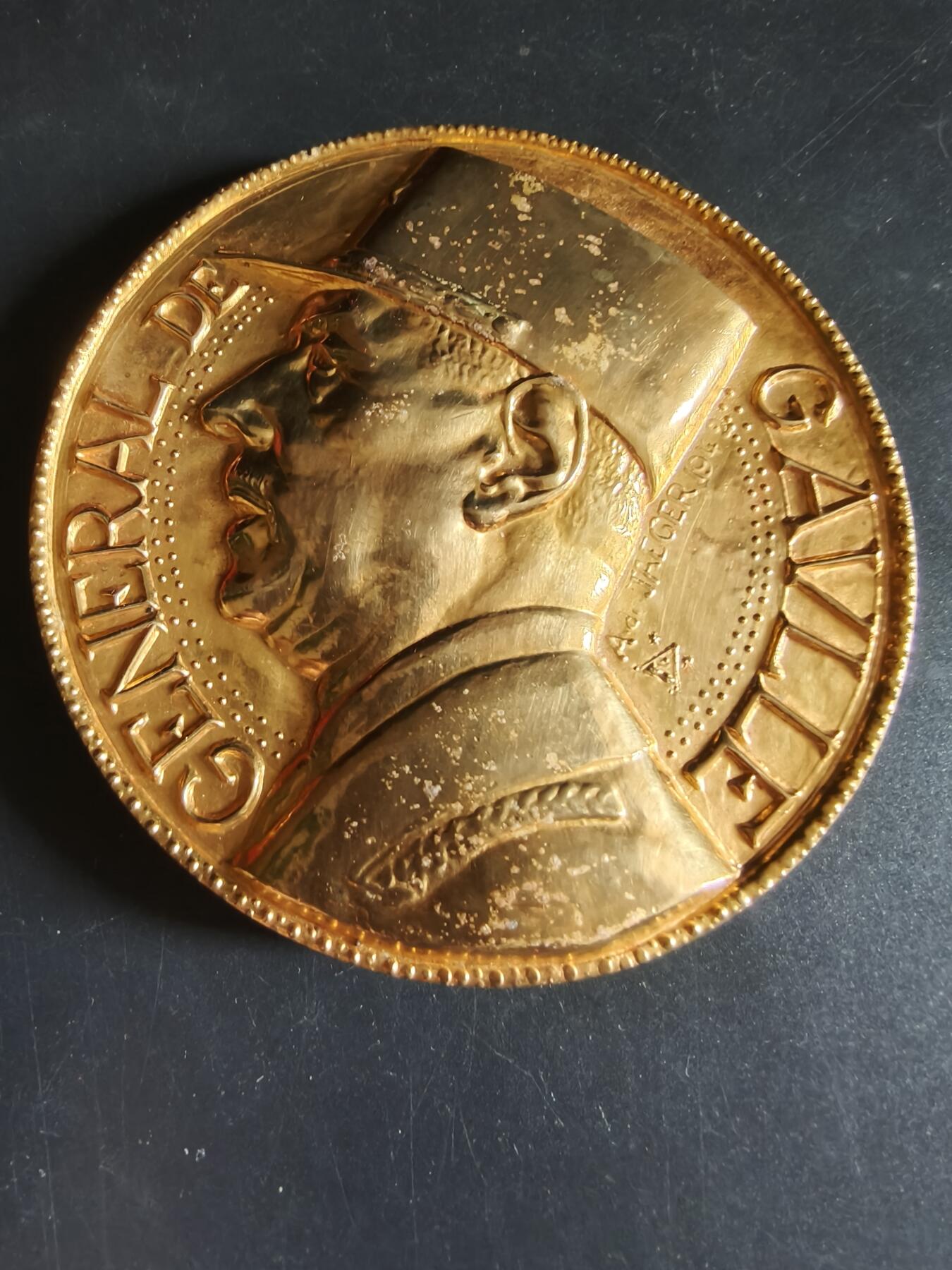 老王徽章第191期 法国夏尔戴高乐将军逝世镀金大铜章     原盒带证书    大师阿尔贝·德·耶格尔作品     青铜镀24k金      带边铭     直径10.7cm      重量713.8g