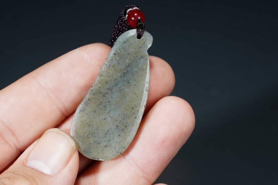 上海都达杂项专场七十二【全场包邮】 天然点墨青花和田玉精雕《福豆》挂件 附鉴定证书64-84