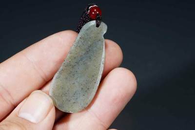 上海都达杂项专场103【全场包邮】  天然点墨青花和田玉精雕《福豆》挂件 附鉴定证书64-84