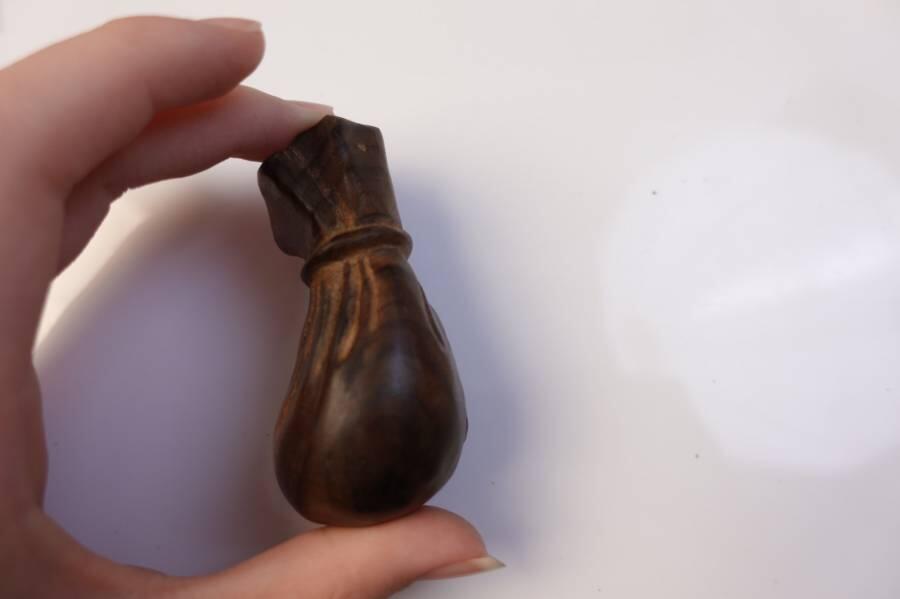 上海都达杂项专场六十六【全场包邮】 绿檀木精雕《钱袋》手把件68-335