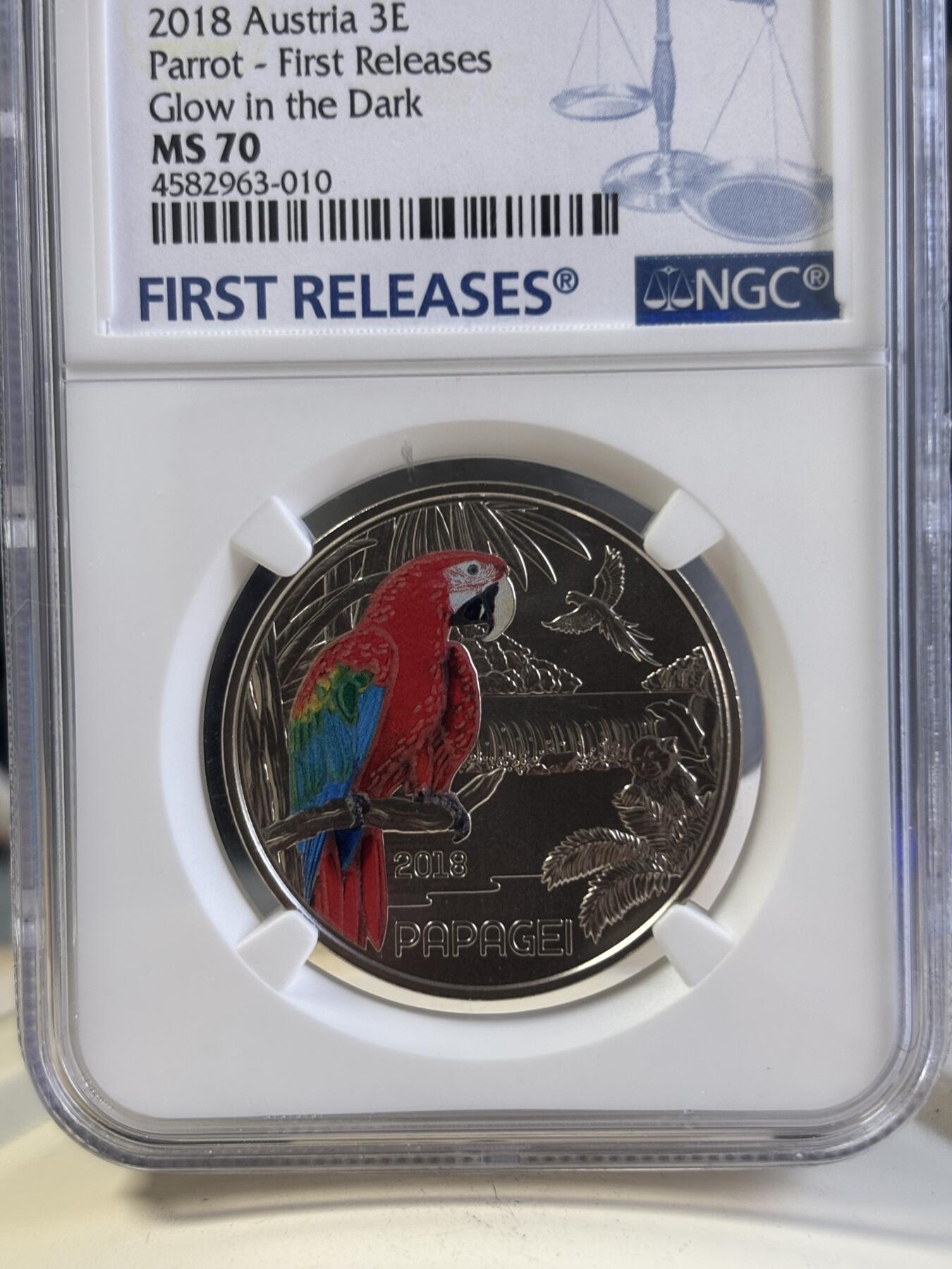 第197期拍卖 奥地利2018年多彩动物系列6夜光鹦鹉荧光效果彩币NGC-MS70首