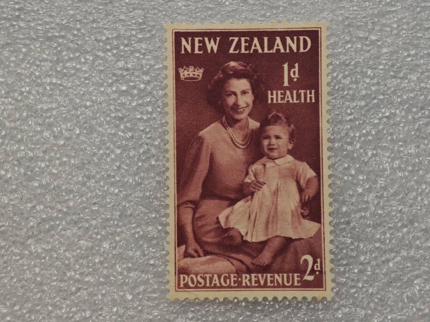  【淘币小摊】限时拍第八百九十一拍  外国老邮票 印花税票 火花纸品场    每周一统一发货 新西兰1951年女王母子邮票全新未使用