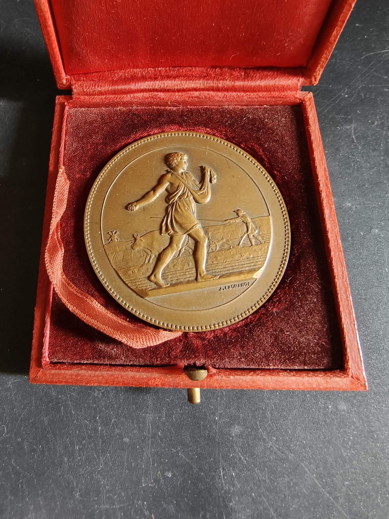 老王徽章第191期 法国冰雹保险协会服务25周年大铜章     原盒     播种女神形象      直径56mm     重量87.2g