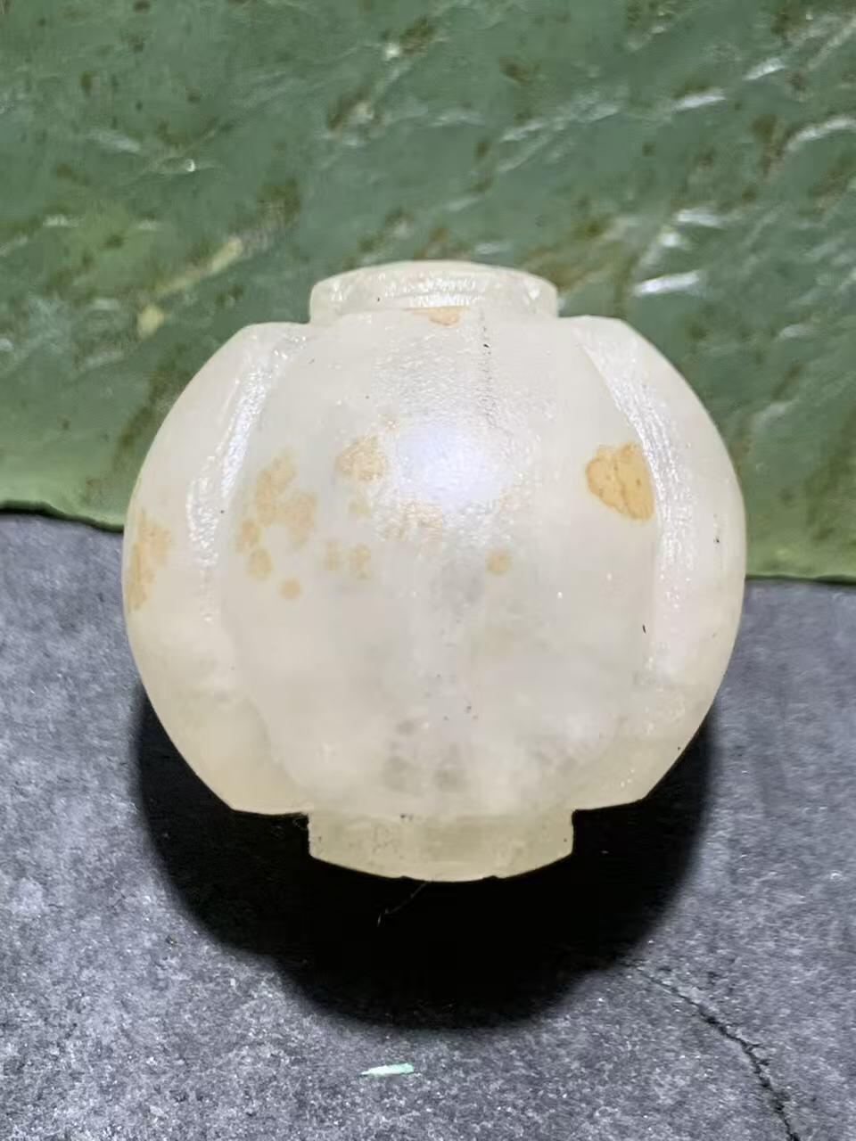 精美亚光冰飘战国红玛瑙手工雕刻四棱南瓜灯笼珠一颗！