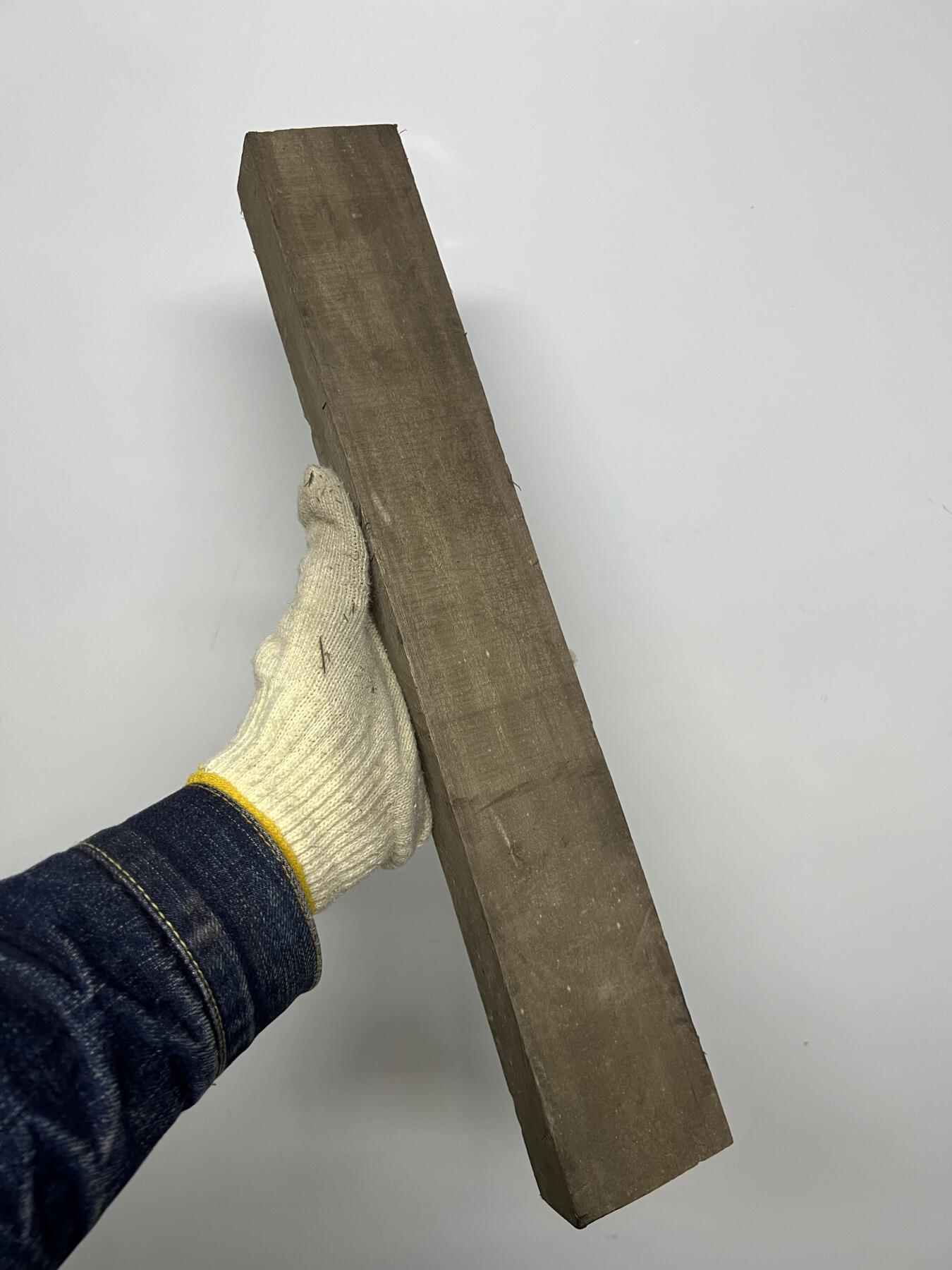 零元拍：NO.1-2金丝楠阴沉料，切镇尺做牌子，无需打磨就已经金光闪闪。切牌子，做镇尺。满金丝药香，尺寸约：42/6.5/3.5CM。