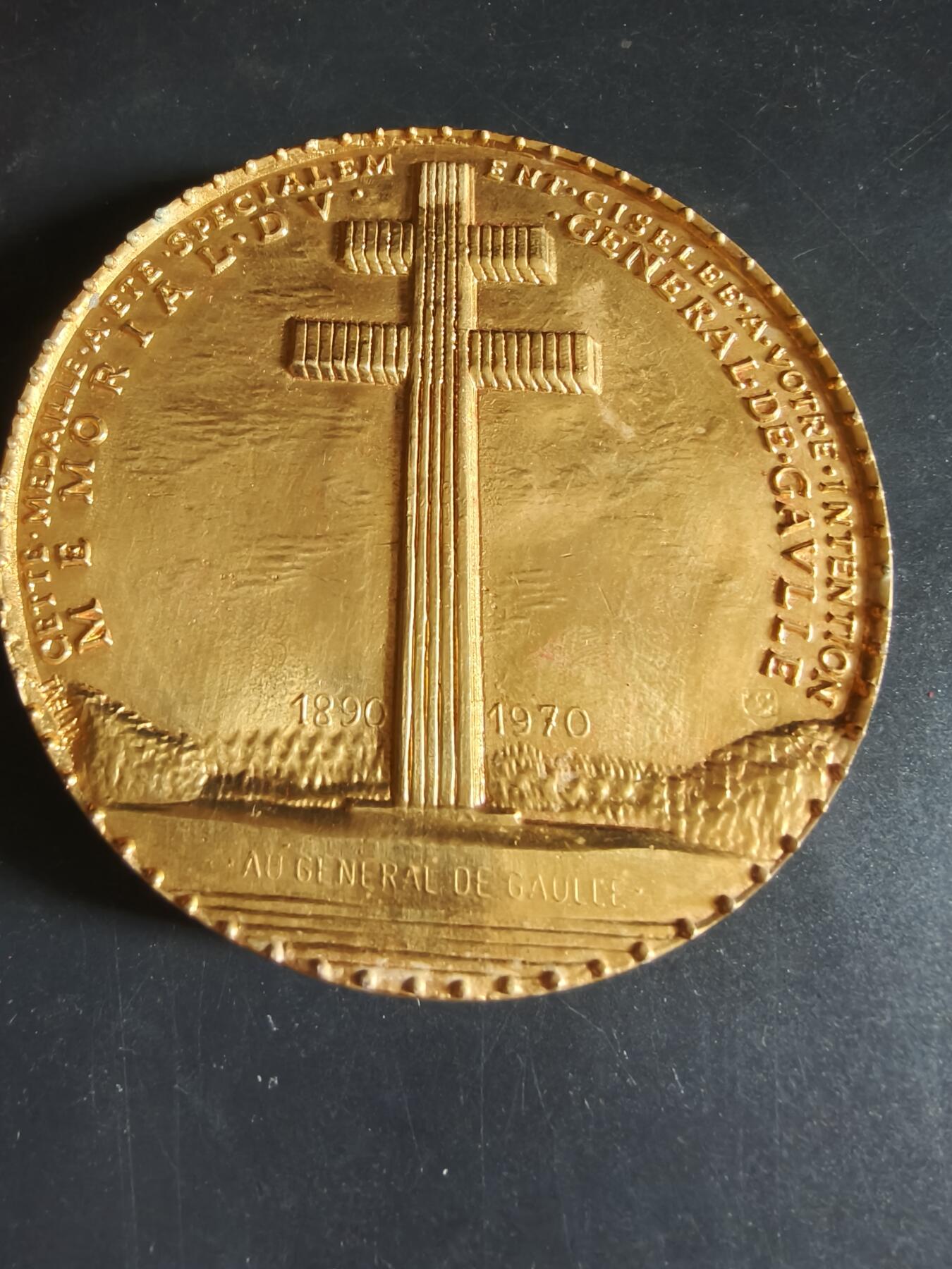 老王徽章第191期 法国夏尔戴高乐将军逝世镀金大铜章     原盒带证书    大师阿尔贝·德·耶格尔作品     青铜镀24k金      带边铭     直径10.7cm      重量713.8g