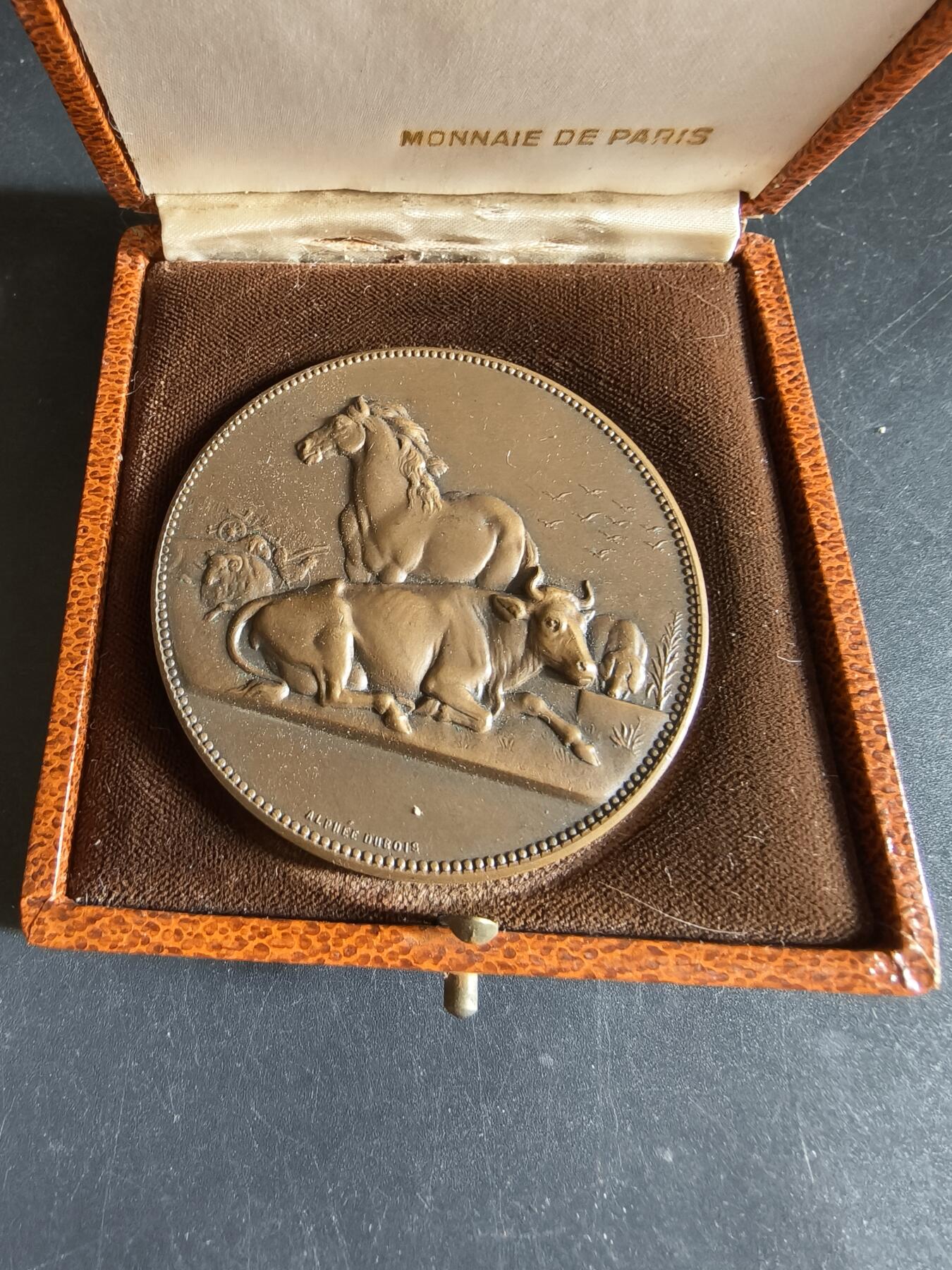 老王徽章第191期 法国畜牧业协会大铜章     原盒     直径58mm     重量92.9g