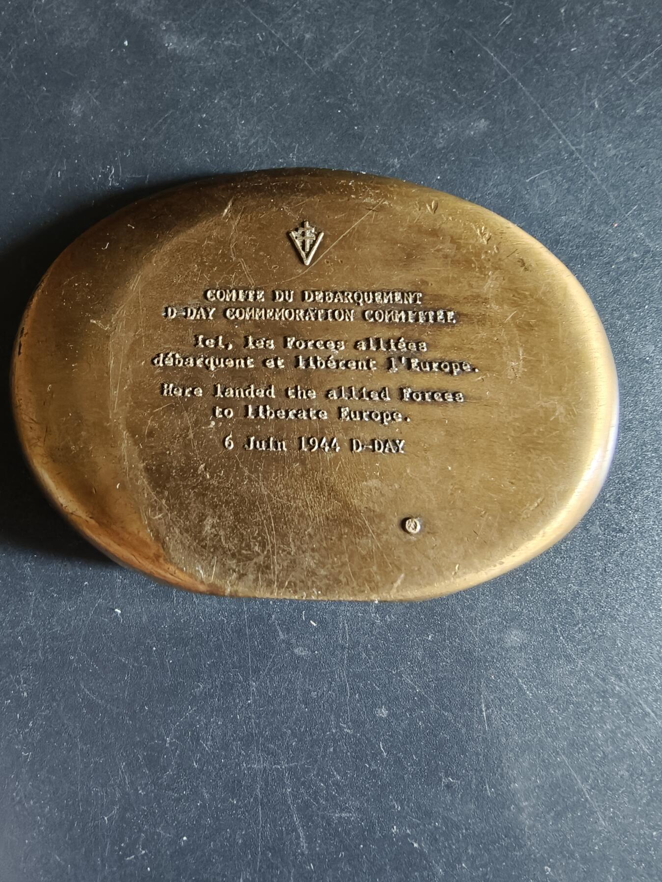 老王徽章第191期 法国诺曼底登陆纪念委员会异形大铜章     青铜材质    复刻了奥马哈海滩登陆场景     高浮雕      尺寸80×58mm     重量293.5g