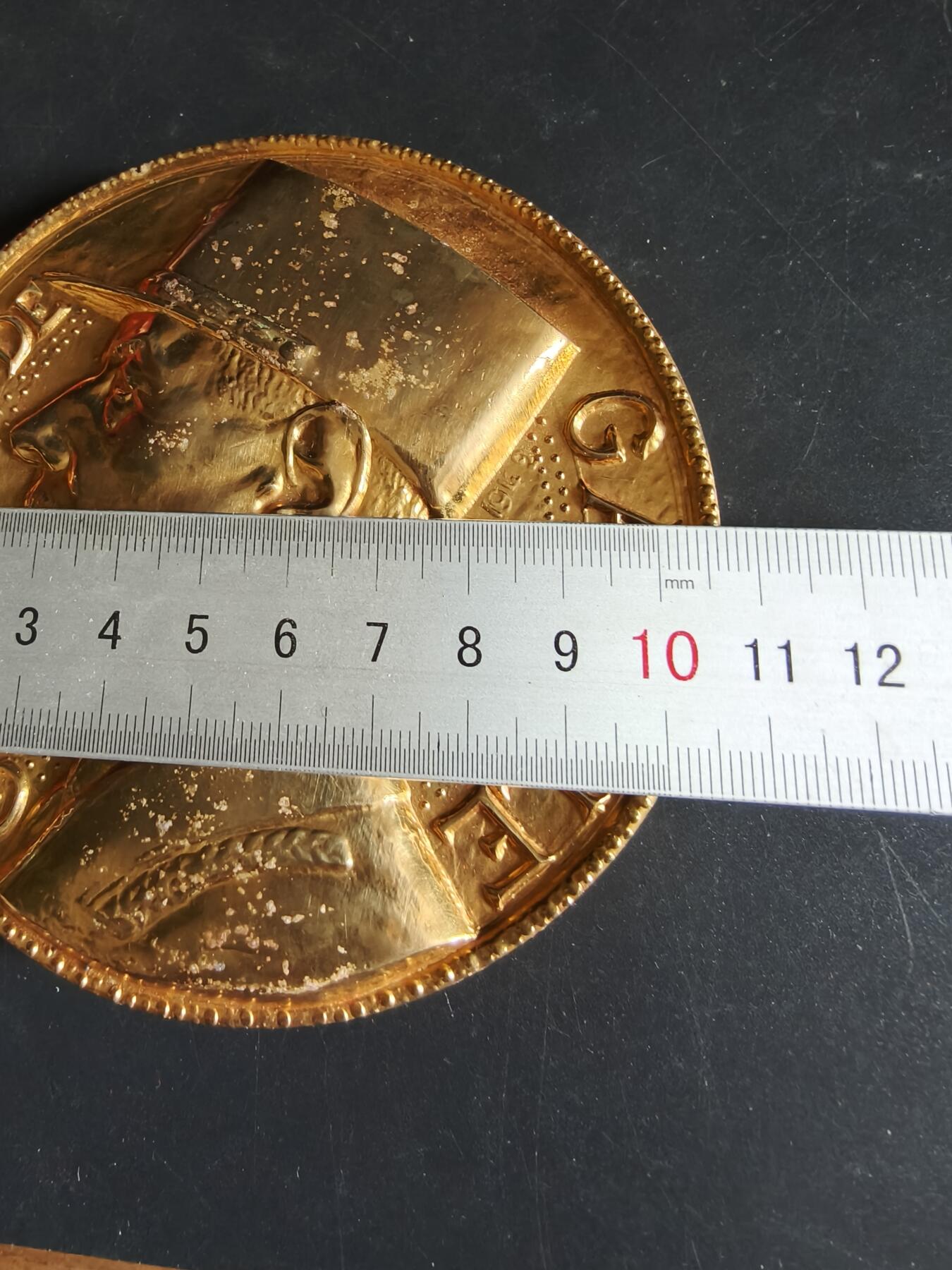 老王徽章第191期 法国夏尔戴高乐将军逝世镀金大铜章     原盒带证书    大师阿尔贝·德·耶格尔作品     青铜镀24k金      带边铭     直径10.7cm      重量713.8g