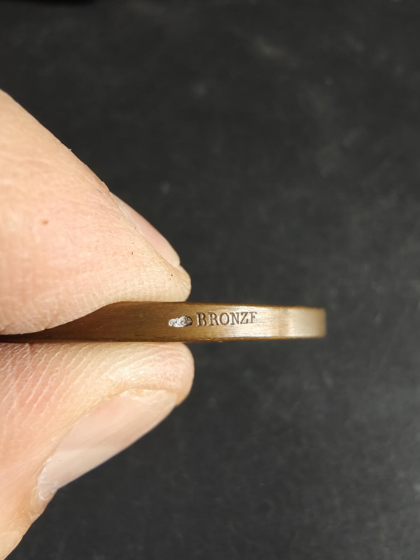 老王徽章第191期 法国里尔市顶级私立学校圣女贞德课程大铜章     原盒      正面为沉思女性形象      该校课程以民族英雄圣女贞德命名      直径43mm     重量37.2g      大师亨利·杜布瓦作品