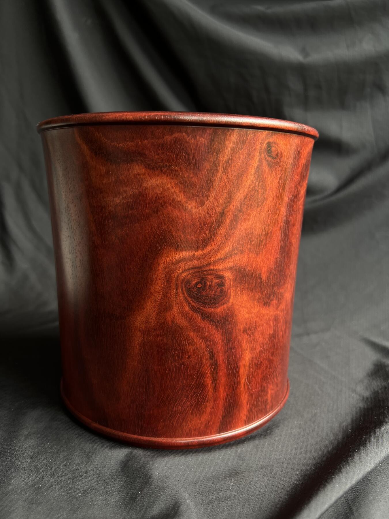 零元拍：精工非洲小叶紫檀（非印度小叶紫檀） 大号笔筒，满纹带水波带瘤子。差不多有七斤左右，精工打磨，花纹漂亮。16.8/16.5/15.5/壁厚约1.7CM。