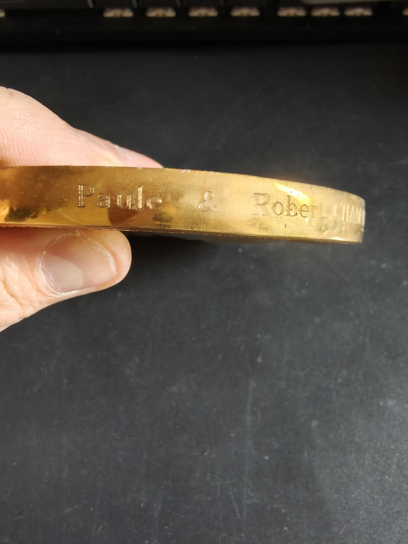 老王徽章第191期 法国夏尔戴高乐将军逝世镀金大铜章     原盒带证书     带边铭     青铜镀24k金     大师阿尔贝·德·耶格尔作品      直径11cm      重量679.4g