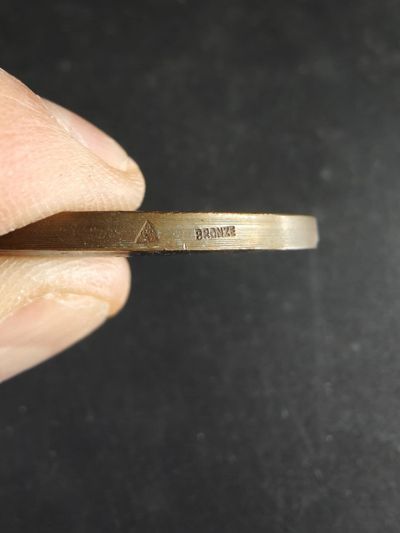 老王徽章第191期 法国巴黎电影-摄影-无线电职业教育协会大铜章    原盒，盒子背后老化开裂     装饰艺术大师夏尔·达曼作品     直径50mm     重量54.5g