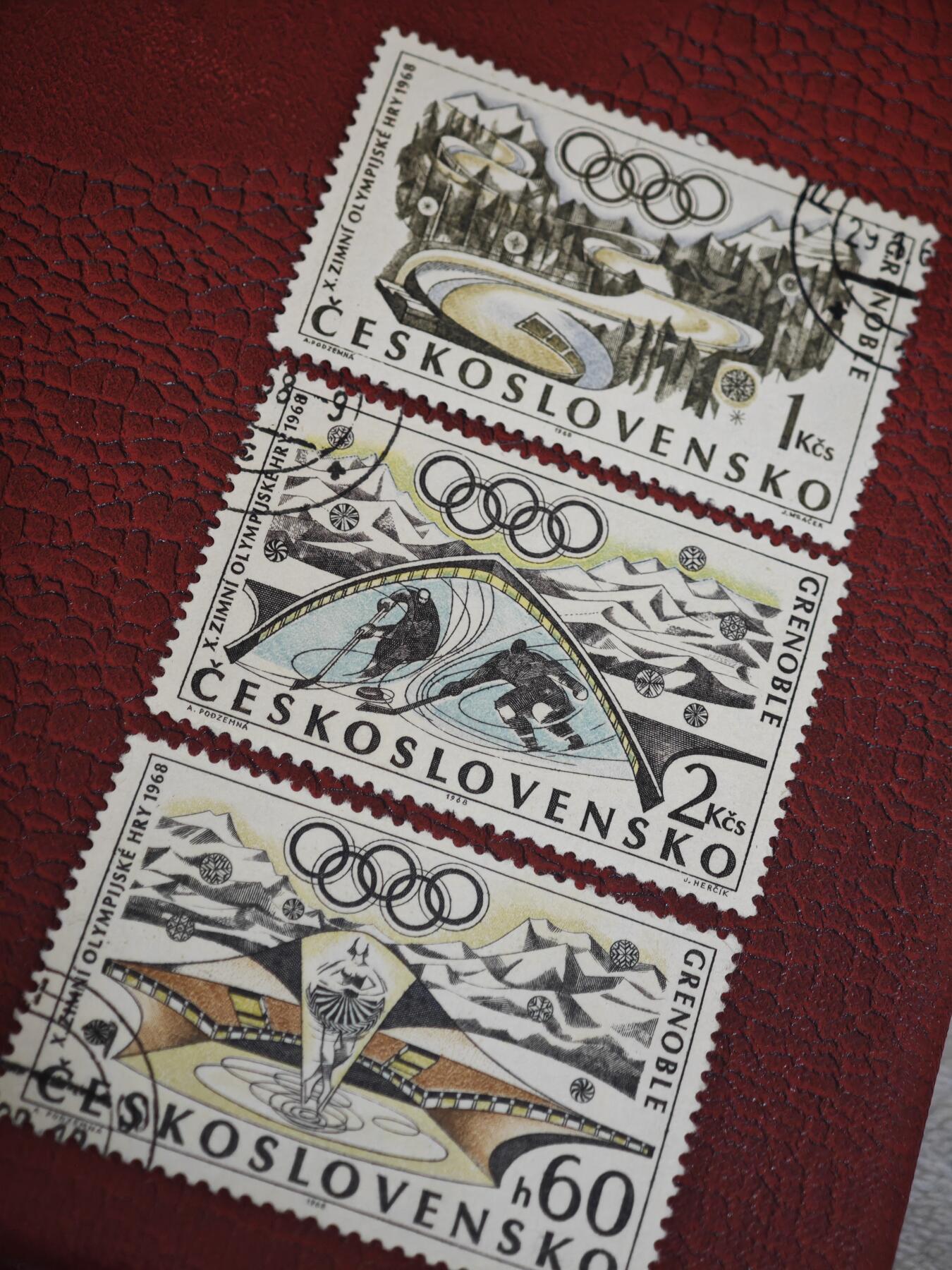 橙子收藏第七期 捷克斯洛伐克1968年格勒诺布尔冬奥会纪念邮票，由捷克斯洛伐克著名邮票设计师A. Podzemná、J. Mráček等创作，采用雕刻版+胶印结合的工艺，线条细腻、色彩明快，是20世纪60年代东欧邮票设计的经典代表，兼具艺术价值与体育史价值。