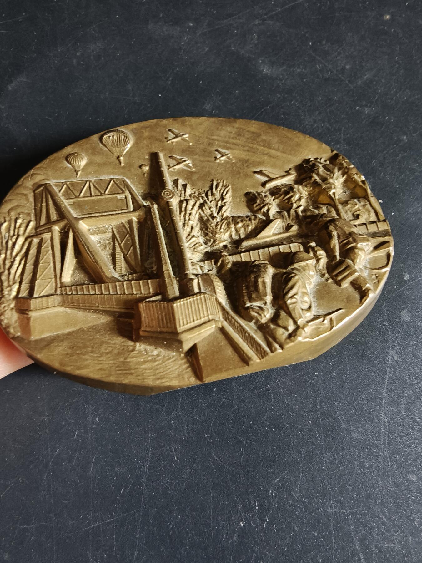 老王徽章第191期 法国诺曼底登陆纪念委员会异形大铜章     高浮雕     正面描绘了英国王牌第6空降师夺取飞马桥，阻止德军装甲部队向滩头阵地增援的场景          尺寸80×58mm      重量322.3g  