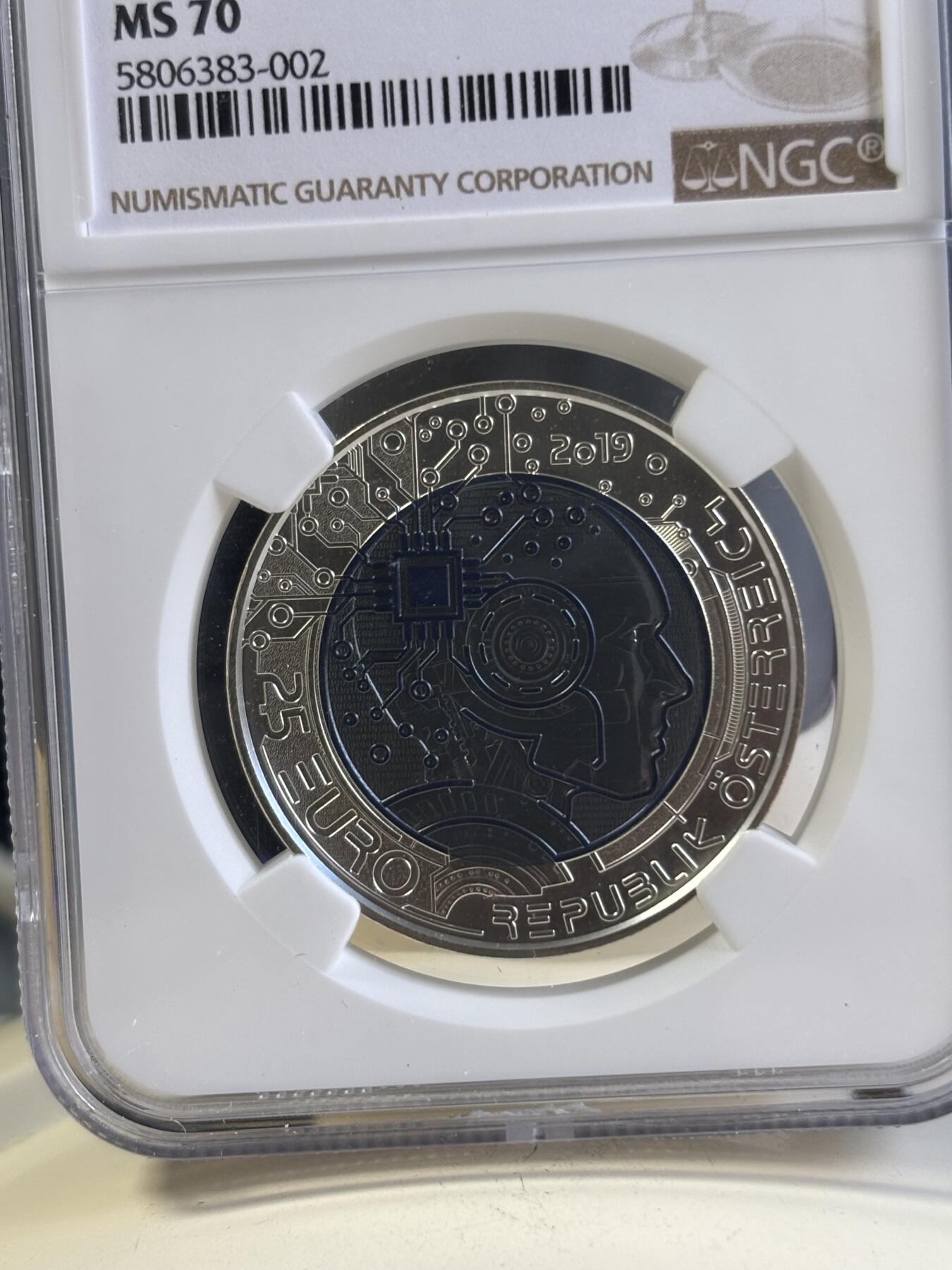 第197期拍卖 获奖奥地利2019人工智能银铌双金属币NGC-MS70无盒证书，金属:900银/998铌，重量:9/6.5克，发行：65000枚，获2021年度克劳斯最佳双金属币大奖