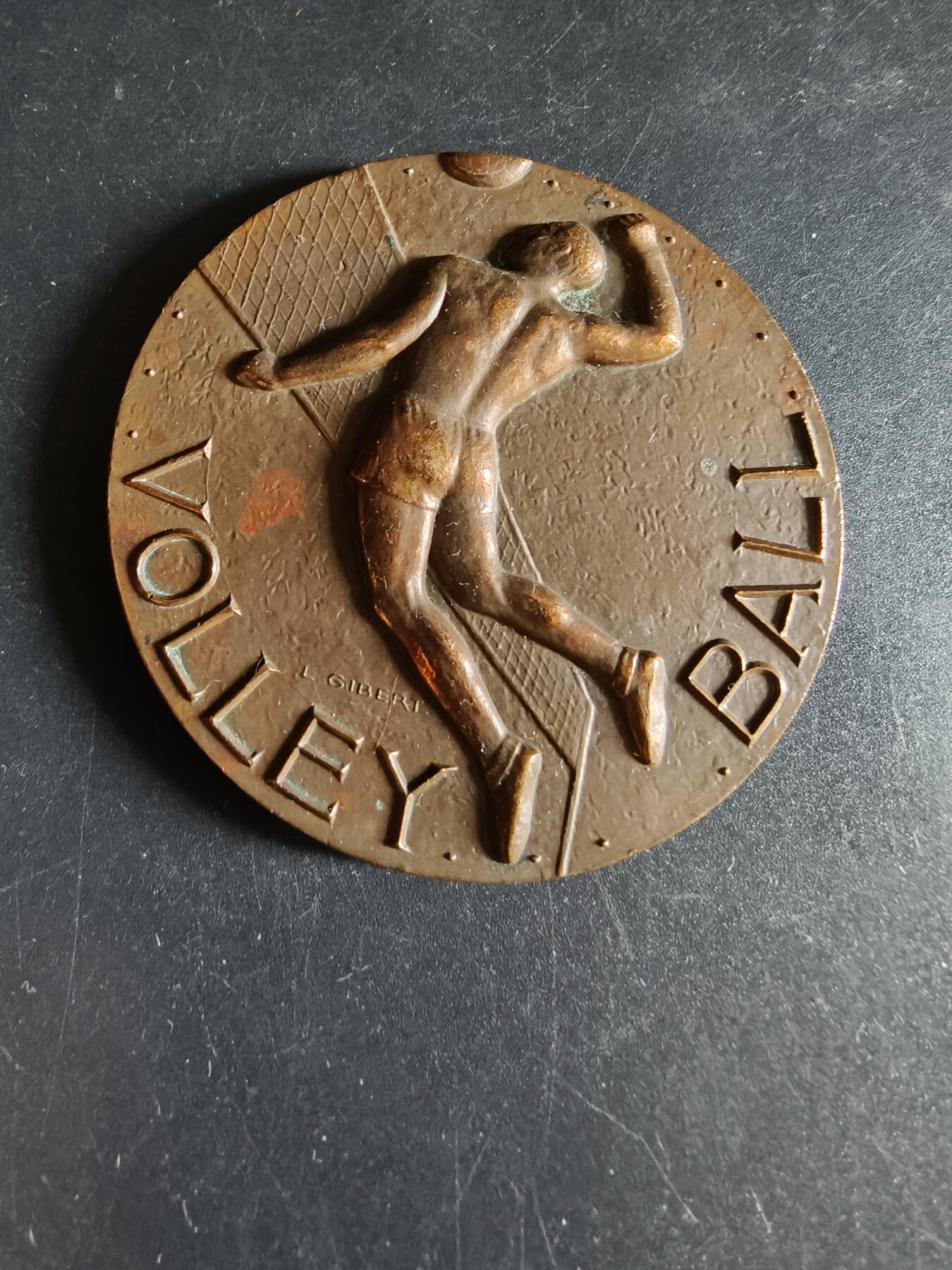 老王徽章第191期 法国排球运动主题大铜章    高浮雕     直径58mm     重量103.1g