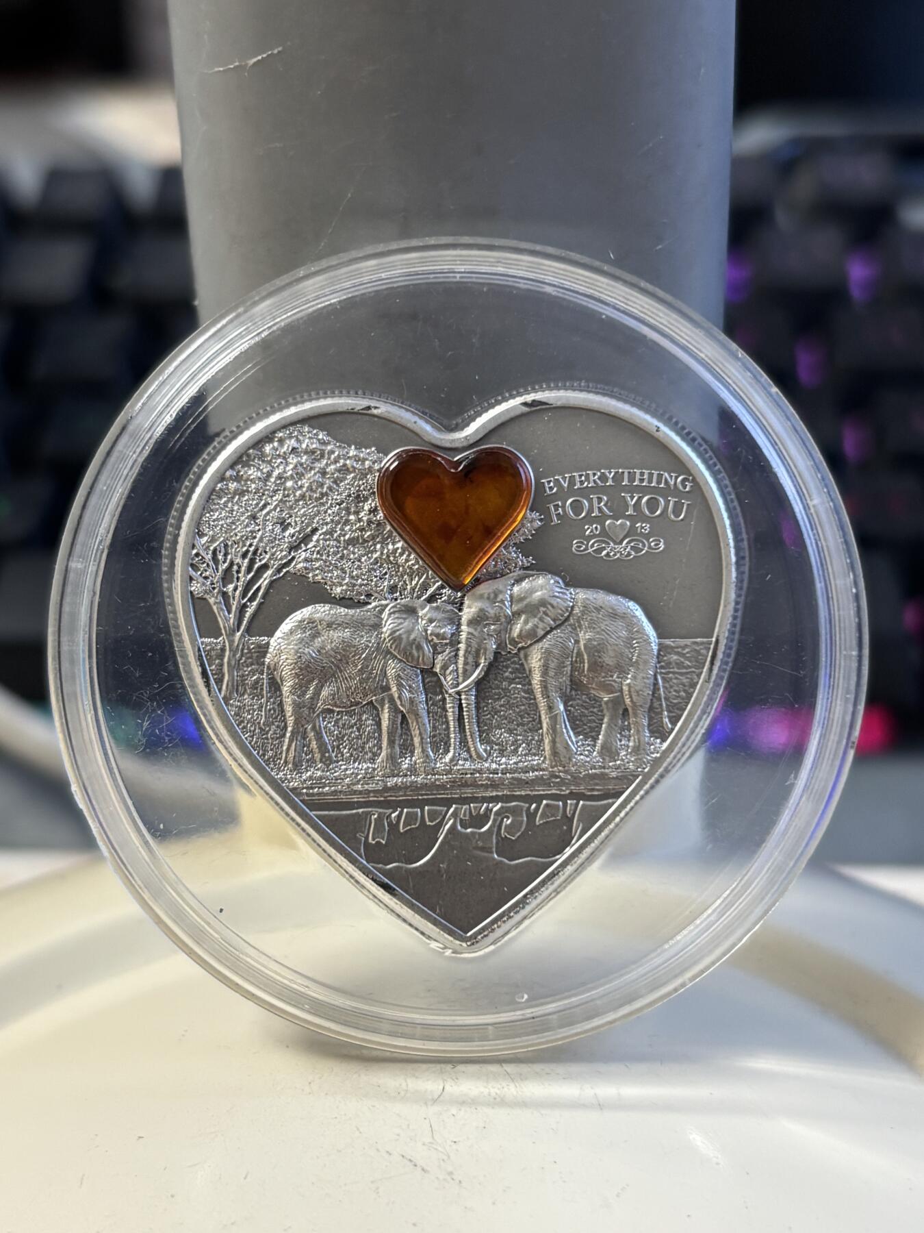 第196期拍卖 帕劳2013年爱你一生一切为你心形镶嵌琥珀仿古银币，999银，发行5000枚