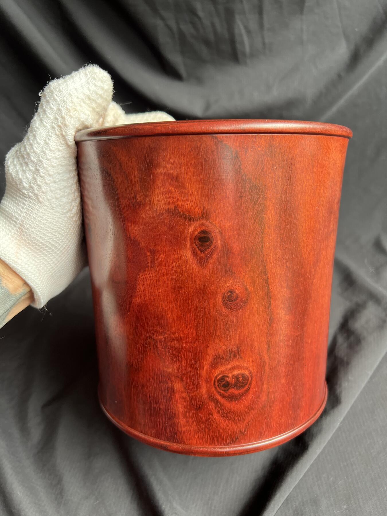 零元拍：精工非洲小叶紫檀（非印度小叶紫檀） 大号笔筒，满纹带水波带瘤子。差不多有七斤左右，精工打磨，花纹漂亮。16.8/16.5/15.5/壁厚约1.7CM。