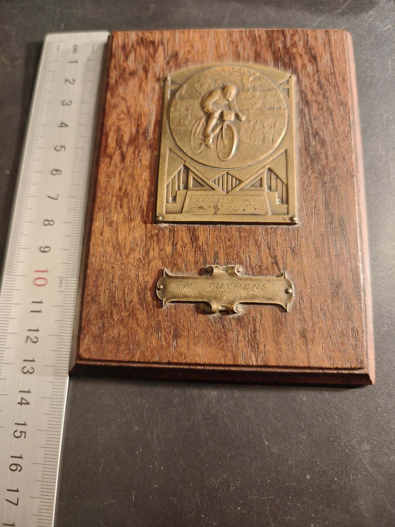 老王徽章第191期 法国自行车竞赛方形牌匾       尺寸10×13.5cm       重量122g