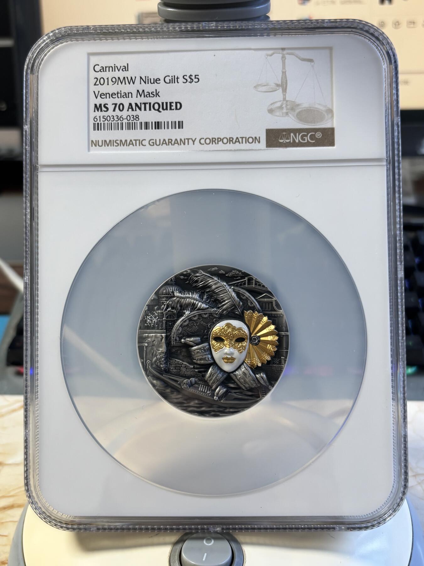 第197期拍卖 纽埃2019年威尼斯面具2盎司高浮雕银币NGC-MS70无原盒证书，999银镀金，发行500枚
