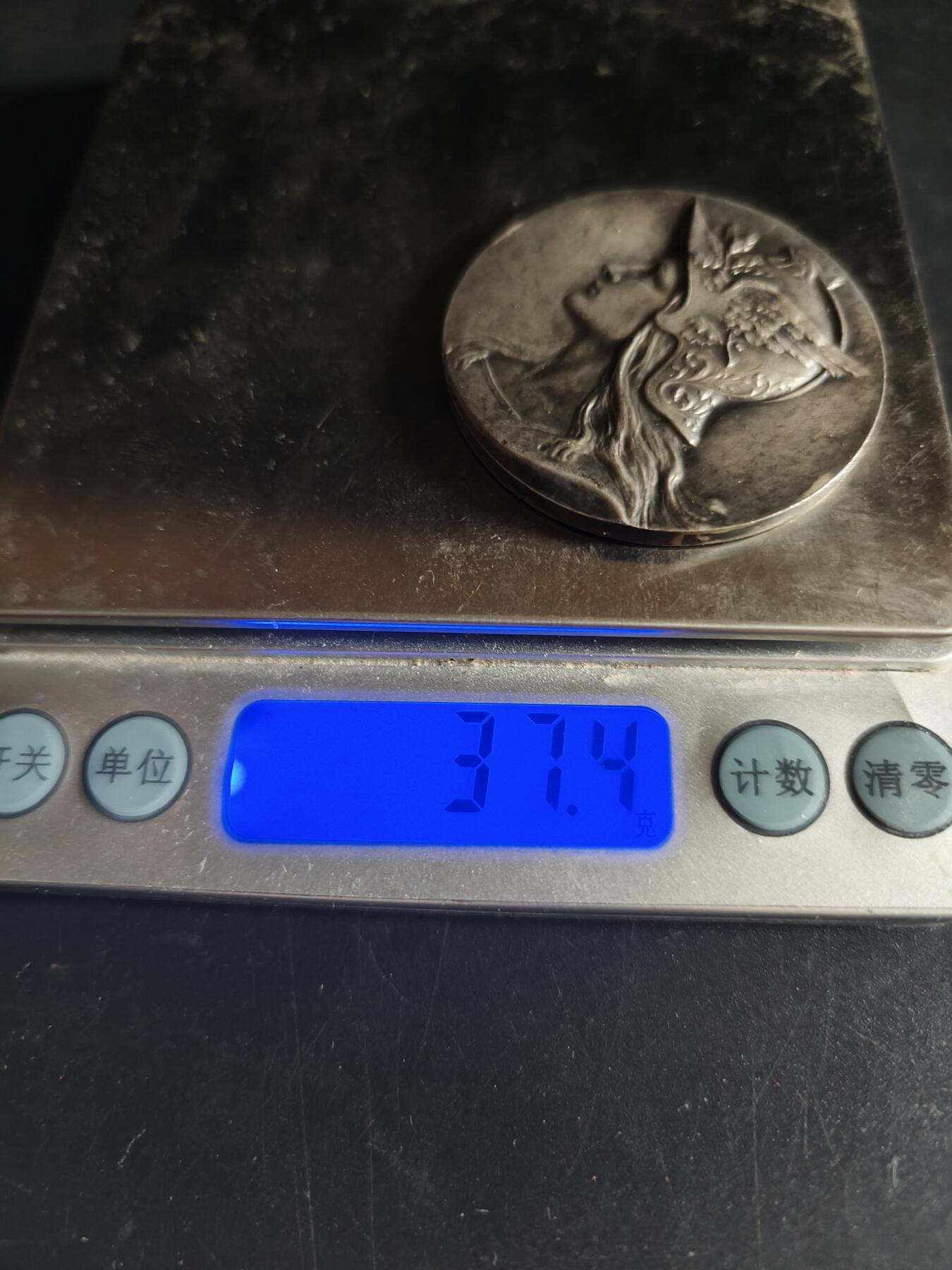 老王徽章第191期 法国书业俱乐部图书工业协会镀银大铜章      公鸡头玛丽安娜      直径44mm    重量37.4g