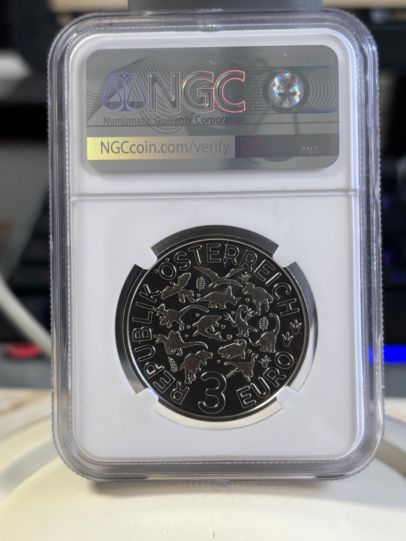 第197期拍卖  奥地利2021年夜光恐龙系列亚伯达戟龙纪念币NGC-MS70首