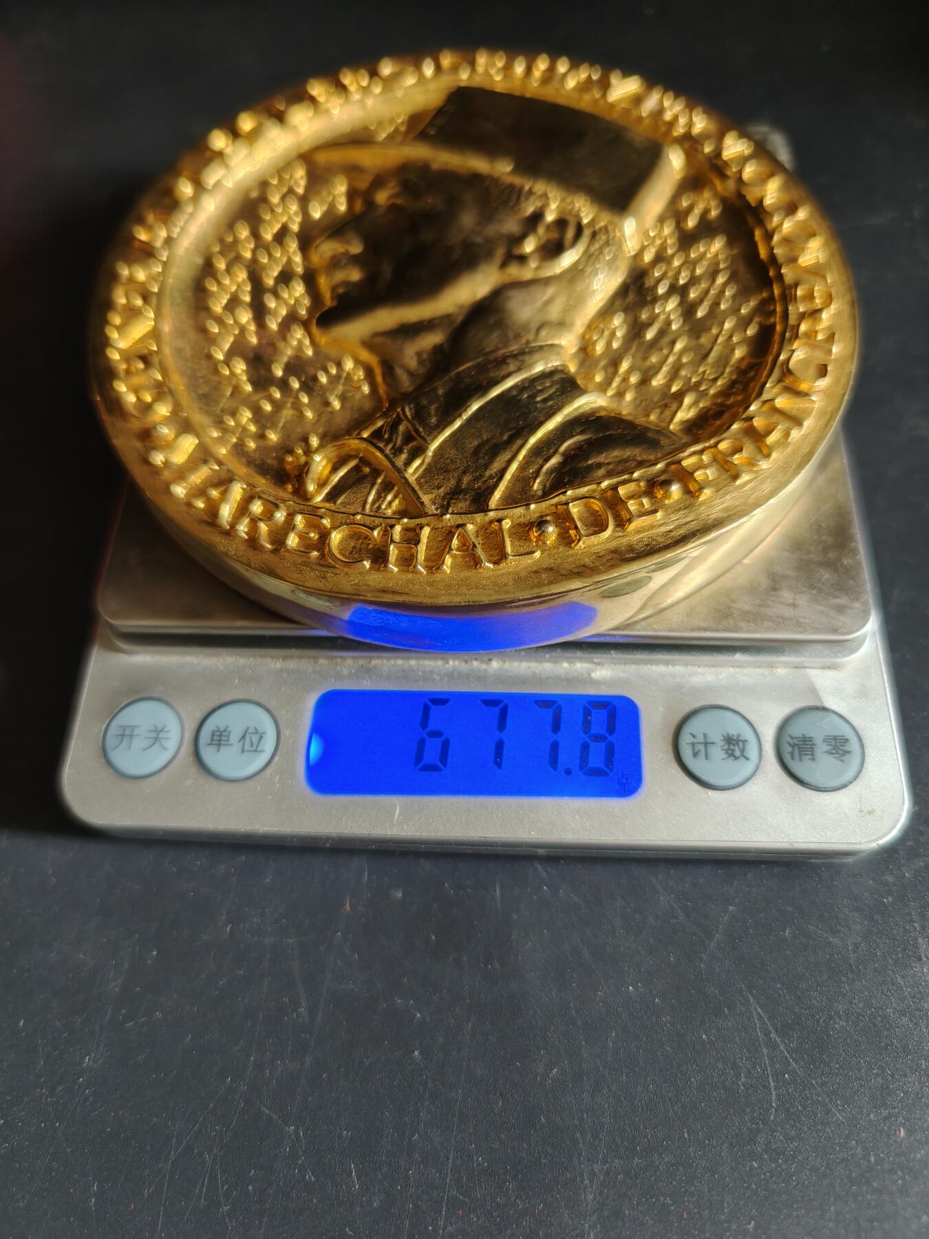 老王徽章第191期 法国勒克莱尔将军1944年解放巴黎镀金大铜章     原盒带证书     带边铭      青铜镀24k金      大师阿尔贝·德·耶格尔作品       勒克莱尔是二战自由法国的传奇将领，戴高乐最信任的将领之一，1944年率领法国第2装甲师率先攻入巴黎，迫使德军投降，终结了巴黎4年的纳粹占领，被尊为“巴黎解放者”        直径11cm       重量677.8g