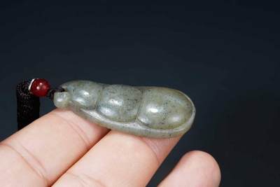 上海都达杂项专场103【全场包邮】  天然点墨青花和田玉精雕《福豆》挂件 附鉴定证书64-84