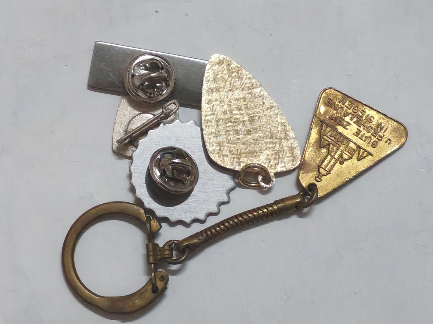 韵星假日军品类拍卖第51期  -- Rimey Holidays Militaria Auction 51 民主德国联邦德国党派相关徽章周边一组