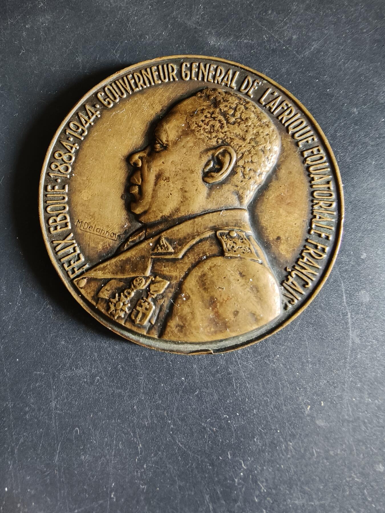 老王徽章第191期 法国1944年法属赤道非洲总督费利克斯·埃布埃大铜章       埃布埃总督在戴高乐将军宣布自由法国成立后首先响应加入了自由法国阵营，让戴高乐将军获得了非洲的军队，资源与战略纵深       大师马塞尔·德朗努瓦作品       直径68mm     重量160.5g