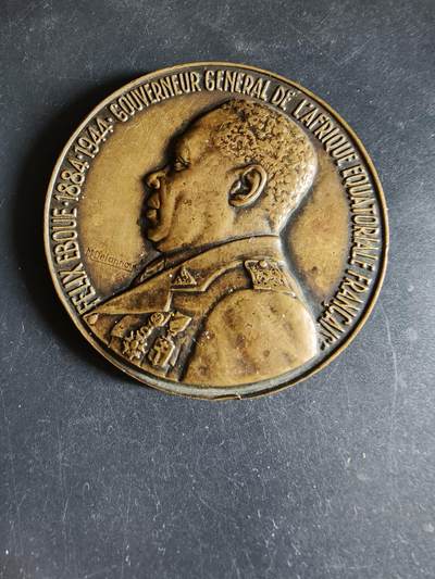 老王徽章第191期 - 法国1944年法属赤道非洲总督费利克斯·埃布埃大铜章       埃布埃总督在戴高乐将军宣布自由法国成立后首先响应加入了自由法国阵营，让戴高乐将军获得了非洲的军队，资源与战略纵深       大师马塞尔·德朗努瓦作品       直径68mm     重量160.5g