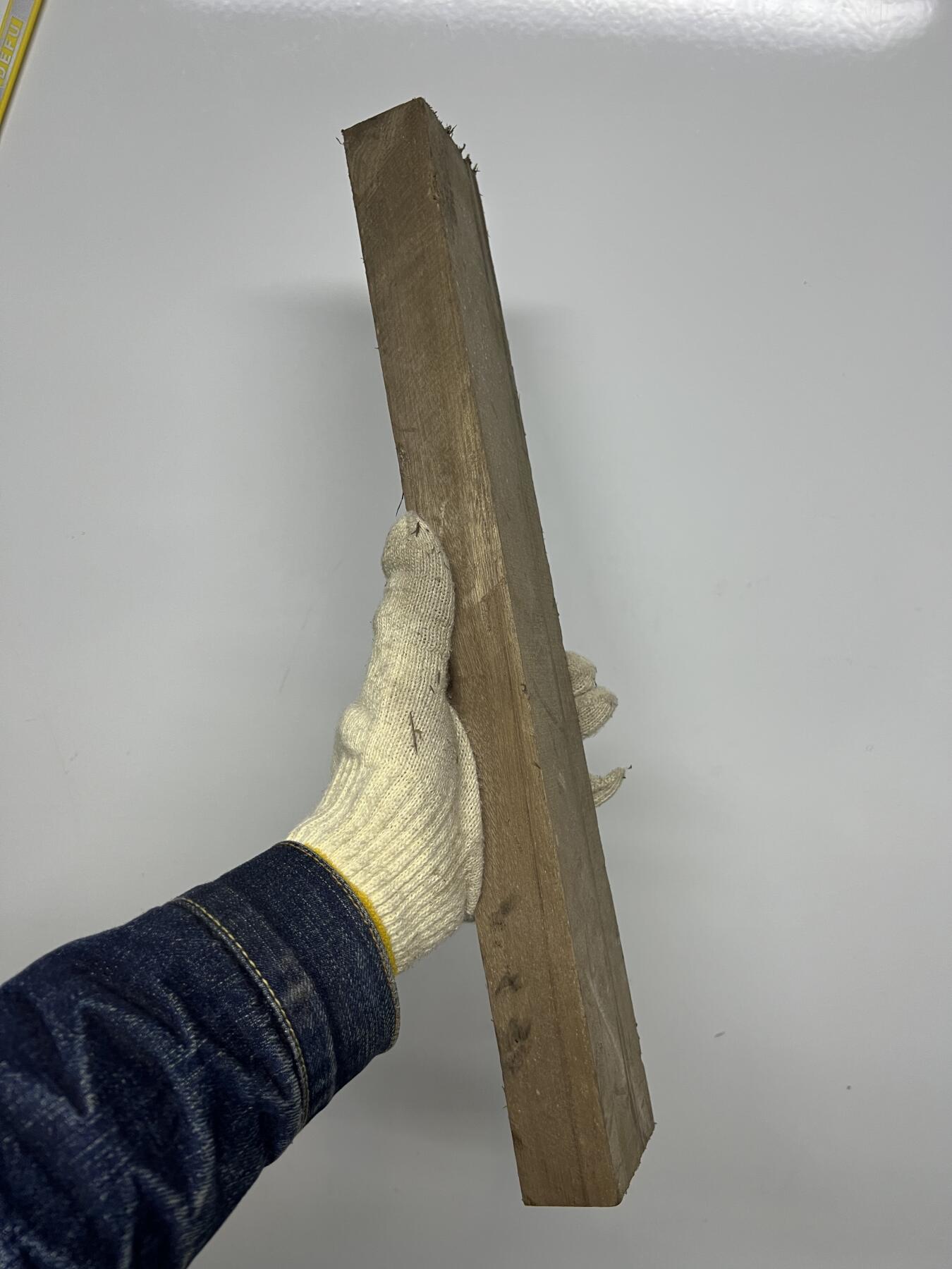 零元拍：NO.1-2金丝楠阴沉料，切镇尺做牌子，无需打磨就已经金光闪闪。切牌子，做镇尺。满金丝药香，尺寸约：42/6.5/3.5CM。