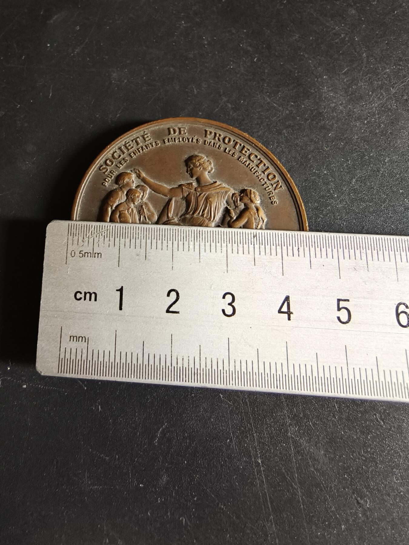 老王徽章第191期 法国1905年工厂童工保护协会大铜章     大师阿尔菲·杜布瓦作品     直径46mm    重量47.2g